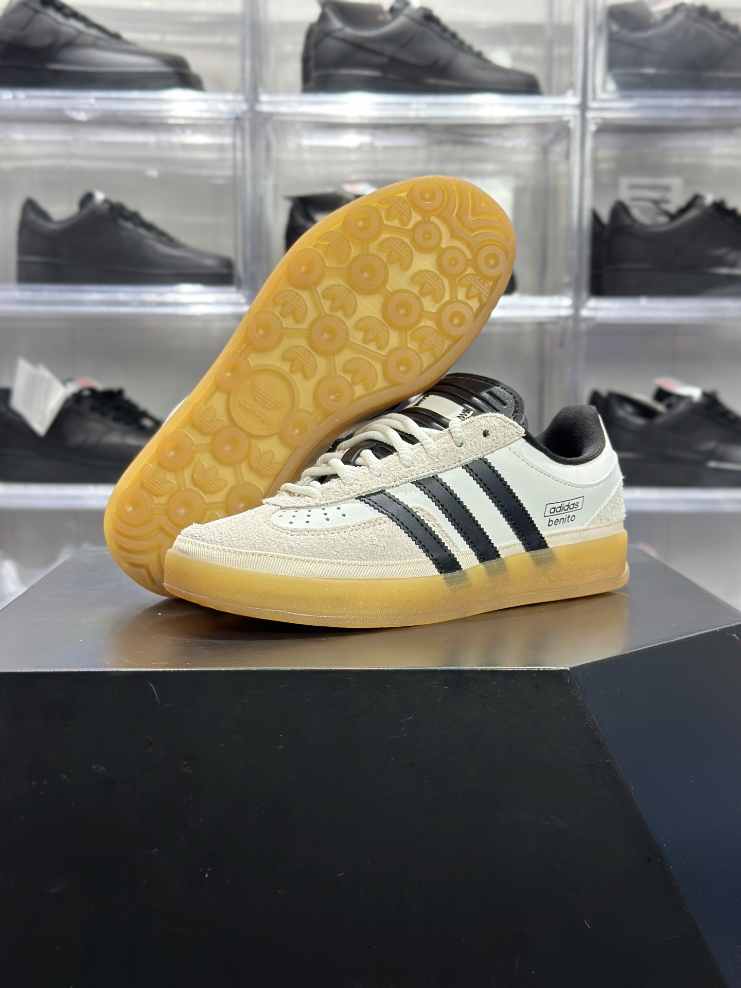240 Bad Bunny × adidas Gazelle Indoor「Benito」联名款 Bad Bunny 联名系列里超火的复古板鞋 IF9735