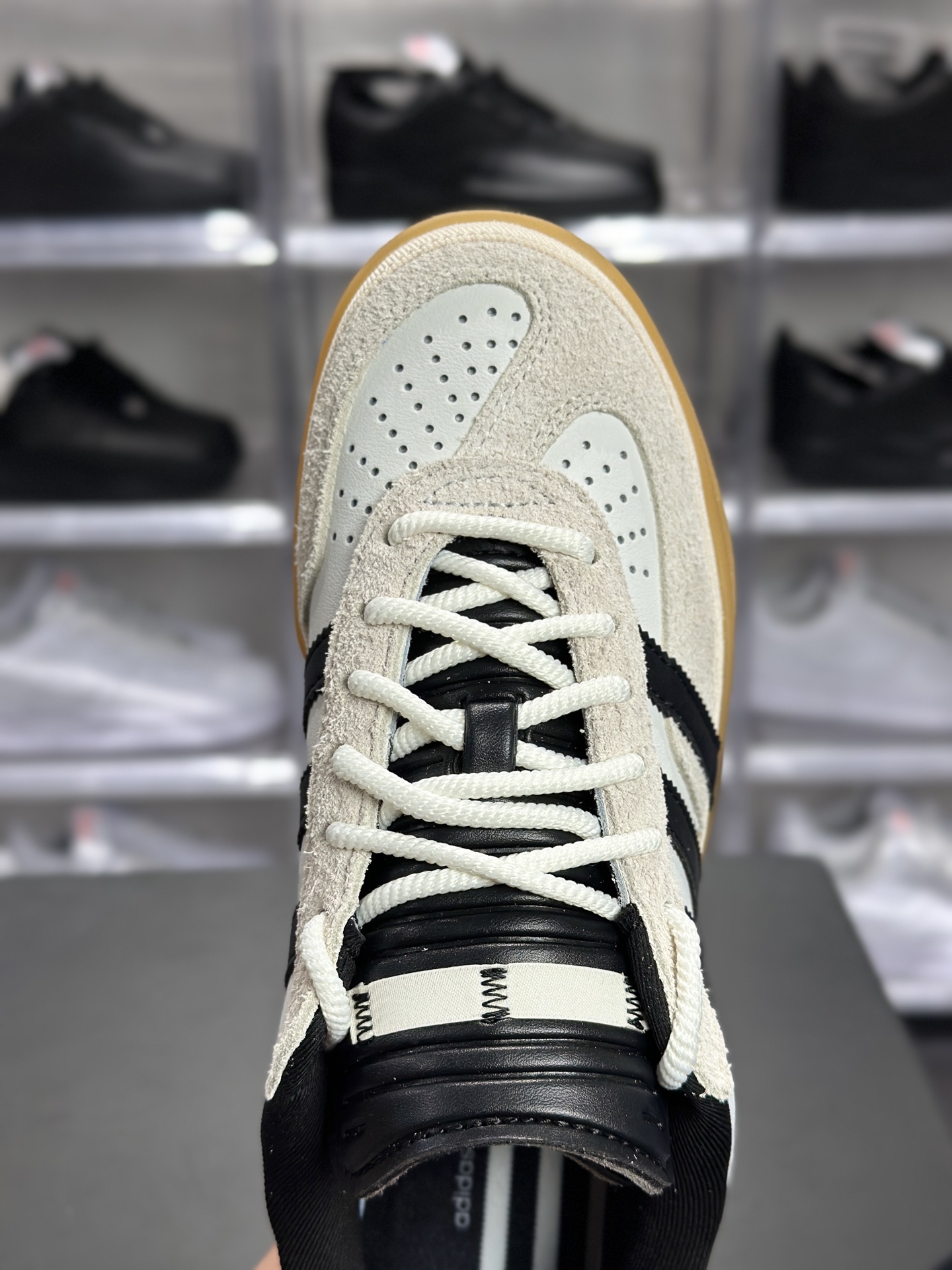 240 Bad Bunny × adidas Gazelle Indoor「Benito」联名款 Bad Bunny 联名系列里超火的复古板鞋 IF9735
