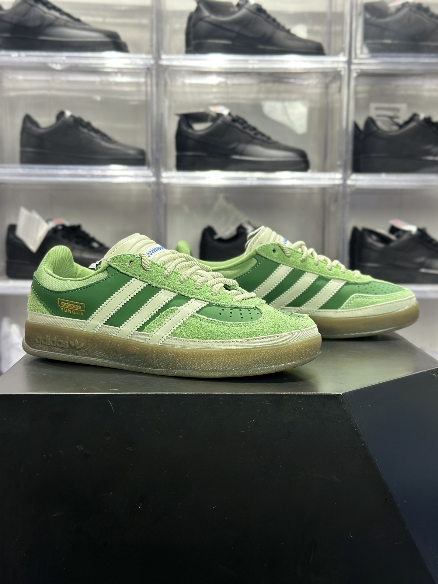 240 Bad Bunny × adidas Gazelle Indoor「Verdun」联名款 Bad Bunny 联名系列里超火的复古板鞋 JS55049