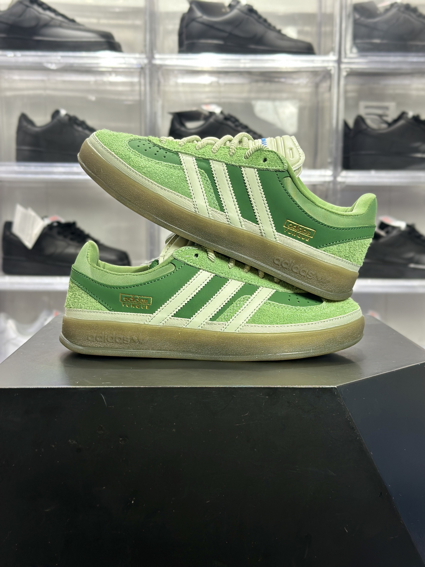 240 Bad Bunny × adidas Gazelle Indoor「Verdun」联名款 Bad Bunny 联名系列里超火的复古板鞋 JS55049