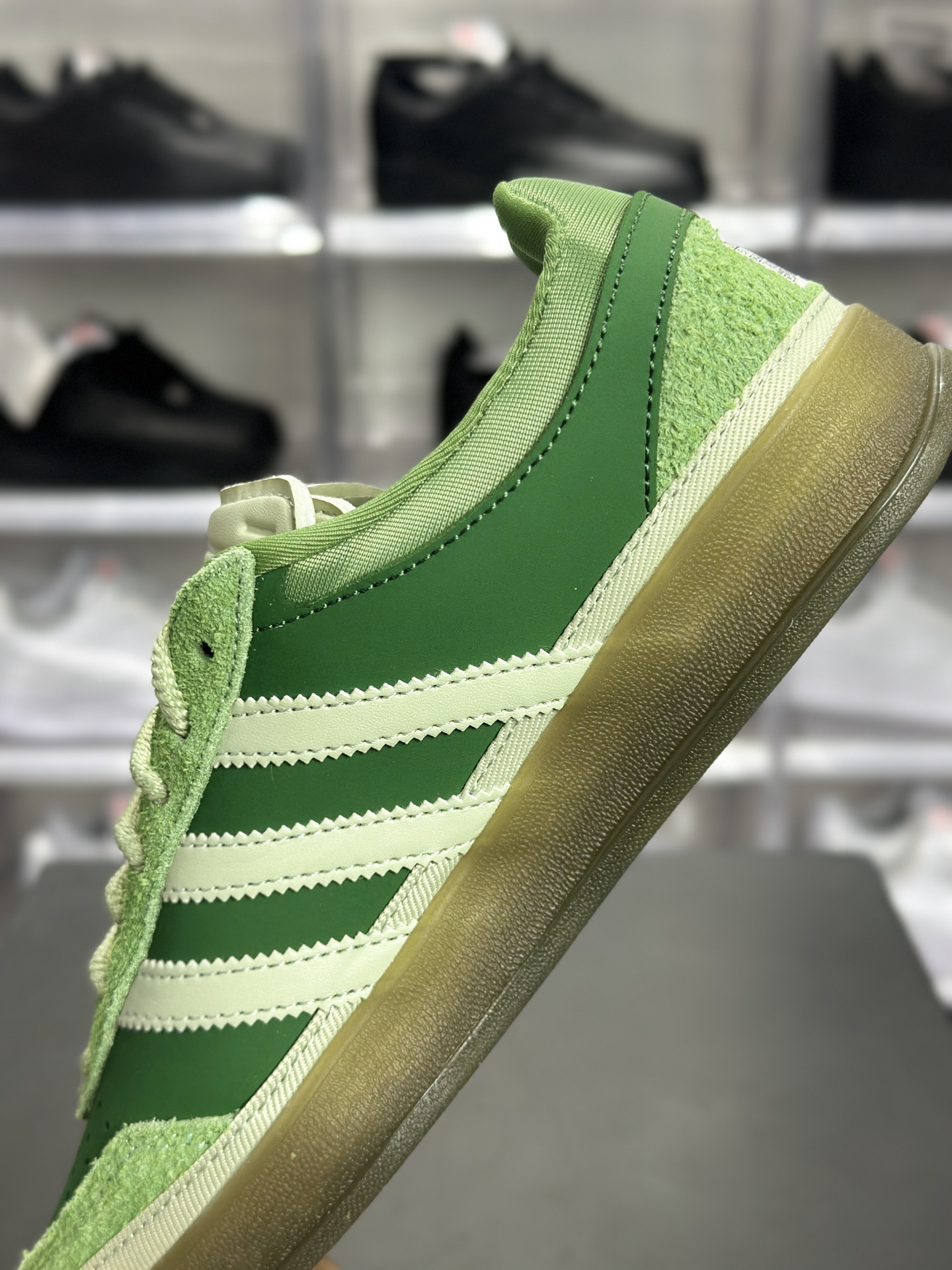 240 Bad Bunny × adidas Gazelle Indoor「Verdun」联名款 Bad Bunny 联名系列里超火的复古板鞋 JS55049