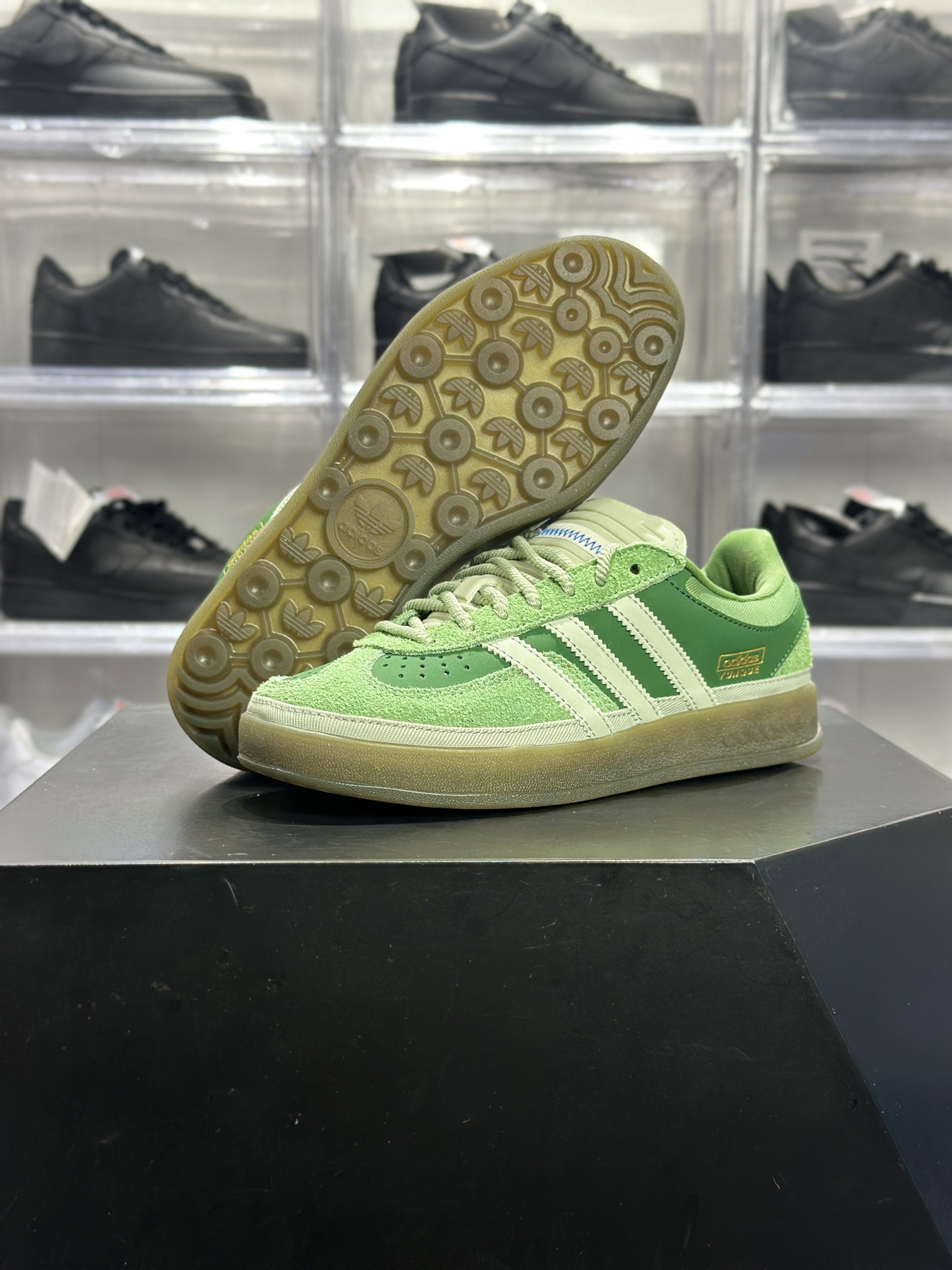 240 Bad Bunny × adidas Gazelle Indoor「Verdun」联名款 Bad Bunny 联名系列里超火的复古板鞋 JS55049