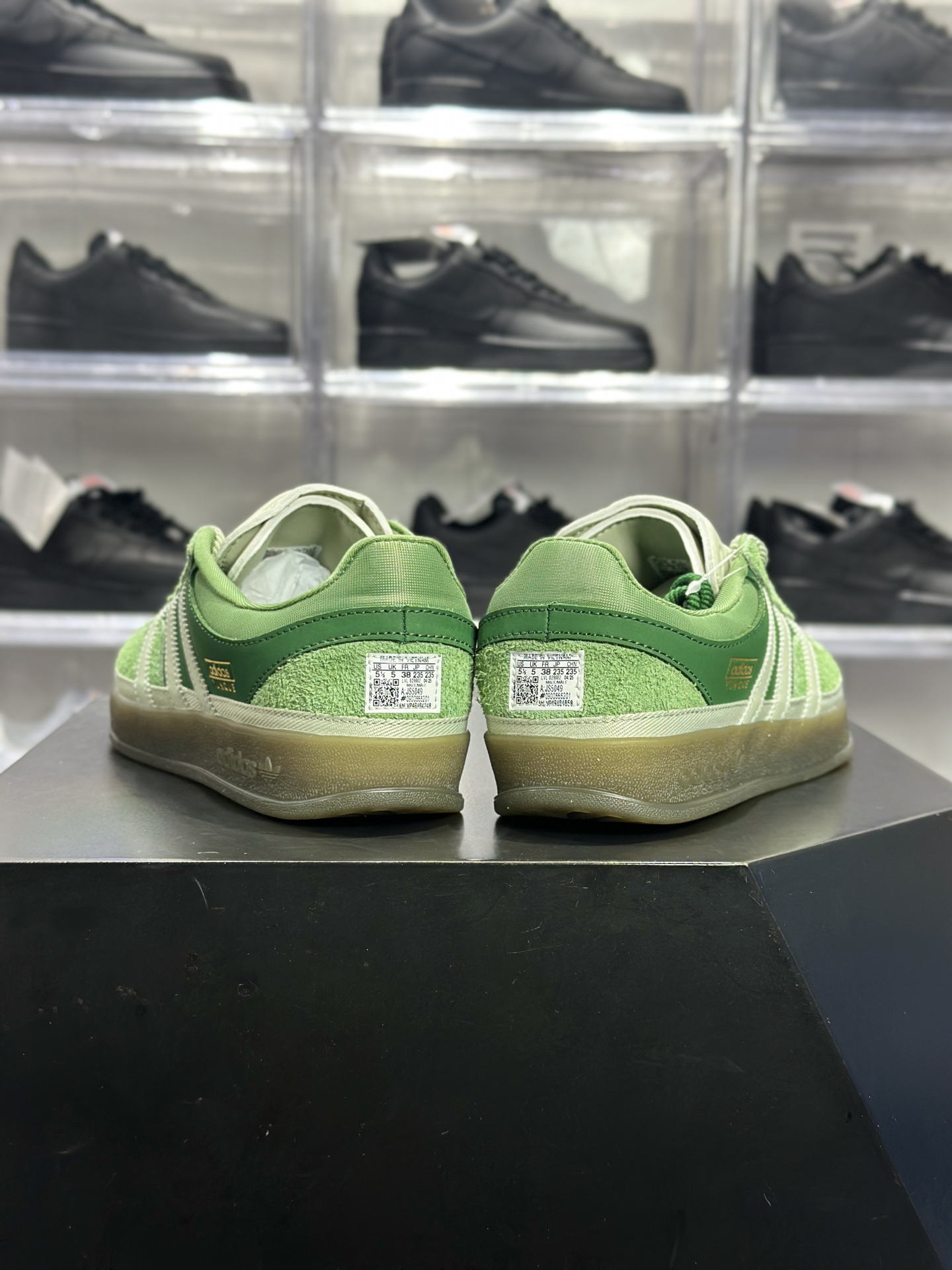 240 Bad Bunny × adidas Gazelle Indoor「Verdun」联名款 Bad Bunny 联名系列里超火的复古板鞋 JS55049