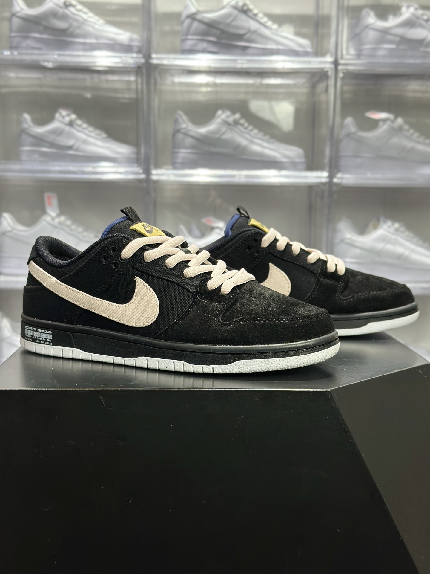 Dunk SB 是一双主打街头复古风的滑板鞋 Nike SB Dunk Low 黑棕米配色 DX6775-400
