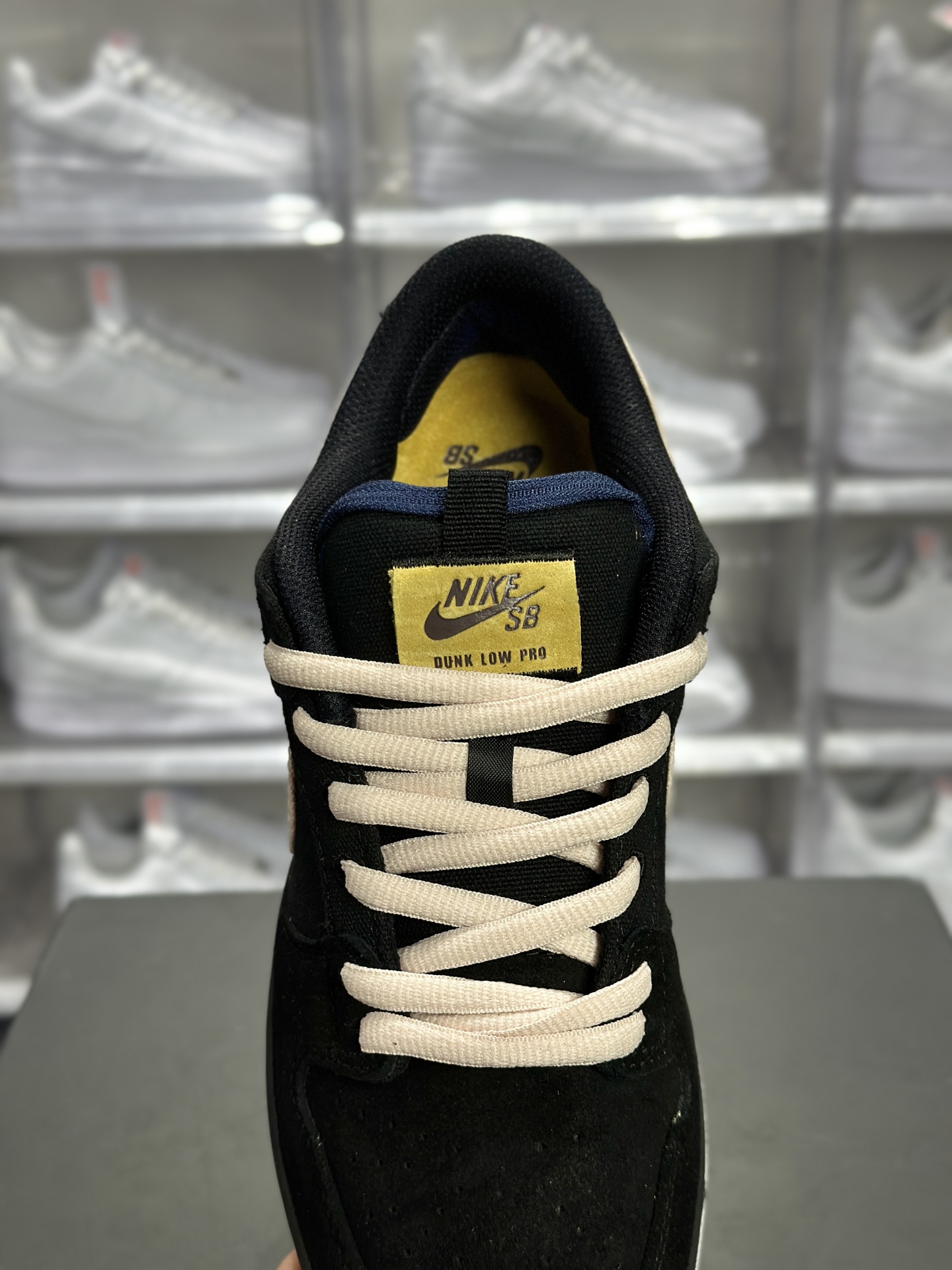 Dunk SB 是一双主打街头复古风的滑板鞋 Nike SB Dunk Low 黑棕米配色 DX6775-400