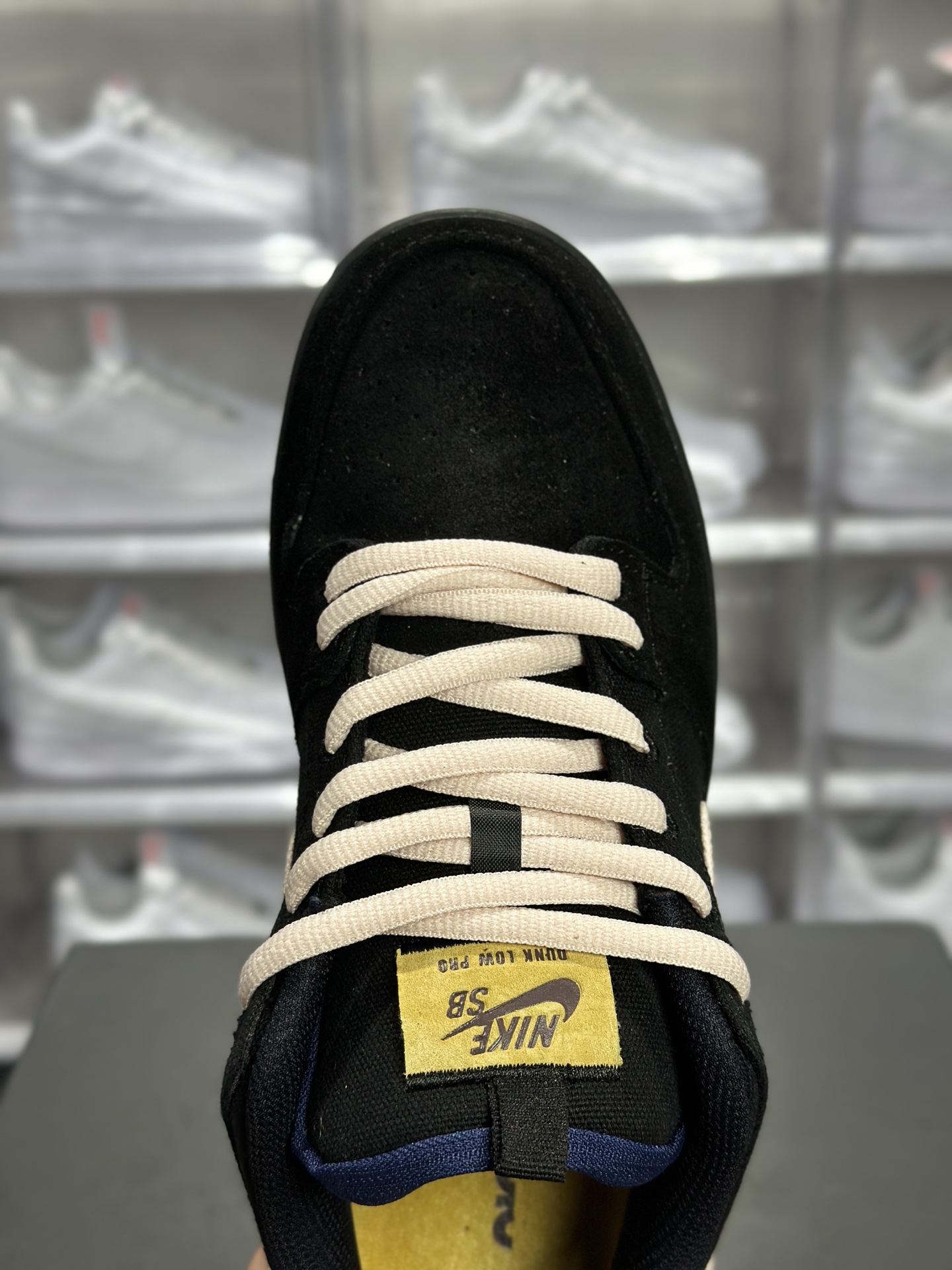 Dunk SB 是一双主打街头复古风的滑板鞋 Nike SB Dunk Low 黑棕米配色 DX6775-400
