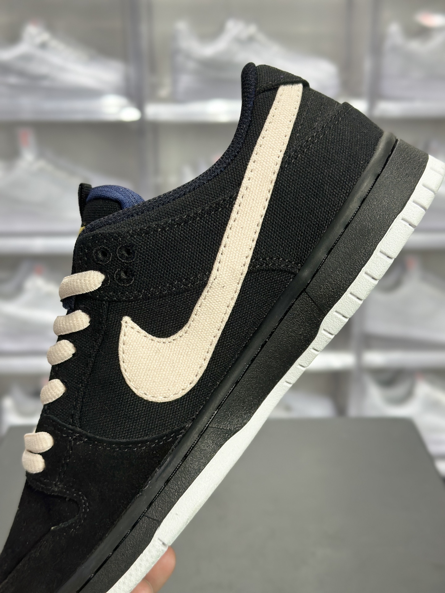Dunk SB 是一双主打街头复古风的滑板鞋 Nike SB Dunk Low 黑棕米配色 DX6775-400