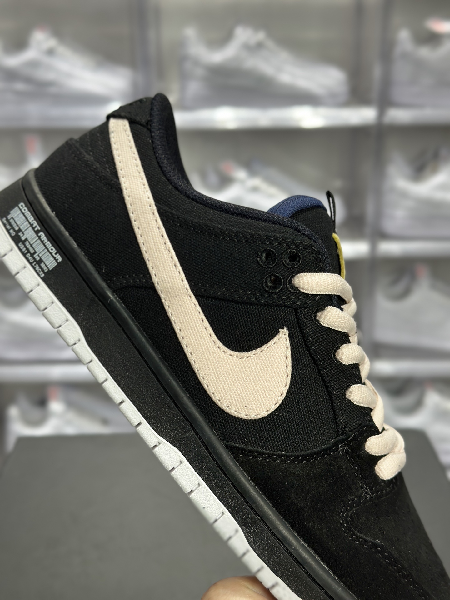 Dunk SB 是一双主打街头复古风的滑板鞋 Nike SB Dunk Low 黑棕米配色 DX6775-400