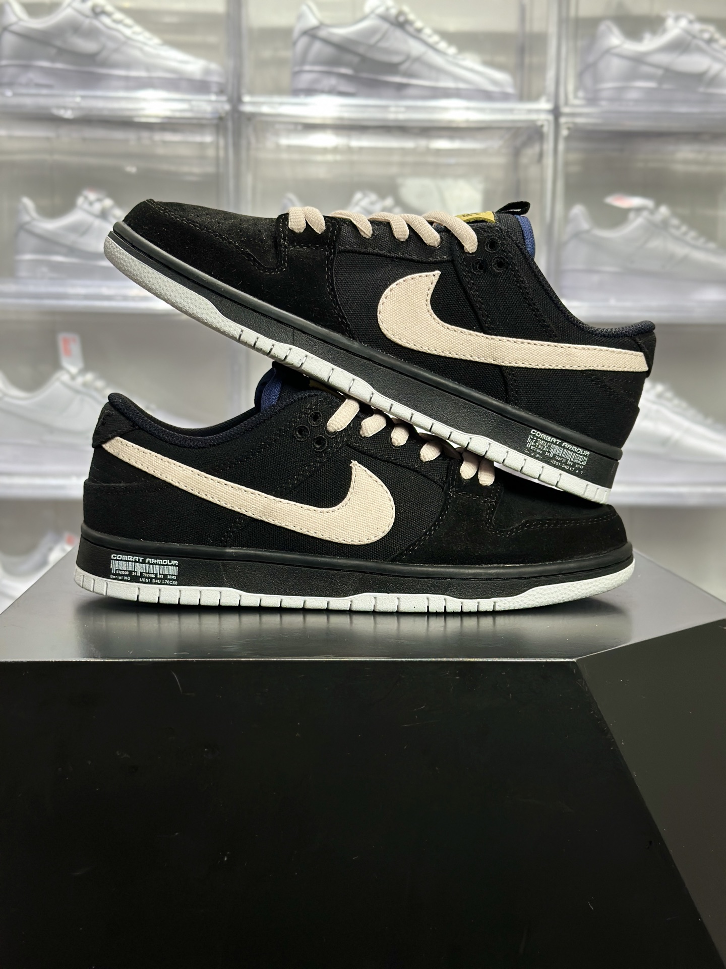 Dunk SB 是一双主打街头复古风的滑板鞋 Nike SB Dunk Low 黑棕米配色 DX6775-400