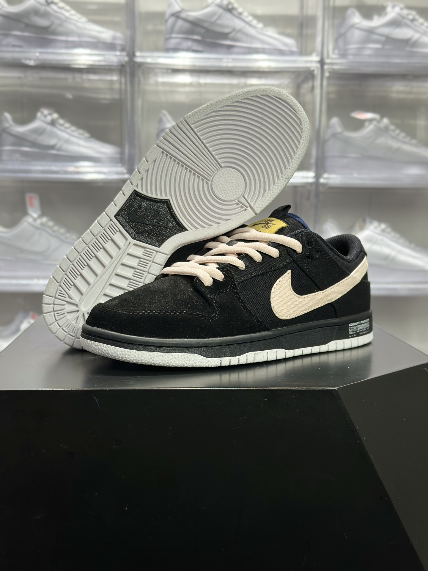 Dunk SB 是一双主打街头复古风的滑板鞋 Nike SB Dunk Low 黑棕米配色 DX6775-400