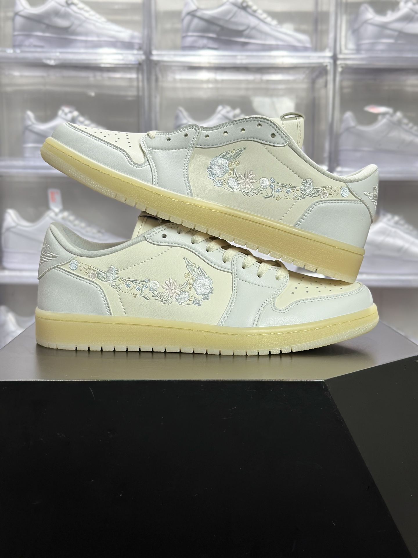Air Jordan 1 Retro Low 「花卉刺绣」款俗称 “白奶油花卉 AJ1” 是一双自带温柔氛围感的低帮板鞋 AJ1低帮 IF4391-100-莆田鞋,莆田鞋货源,高仿鞋,高仿鞋货源,安福档口,莆田高仿鞋,莆田鞋批发,高仿鞋批发,莆田高仿运动鞋,高仿运动鞋,莆田运动鞋 Air Jordan 1 Retro Low 「花卉刺绣」款俗称 “白奶油花卉 AJ1” 是一双自带温柔氛围感的低帮板鞋 AJ1低帮 IF4391-100