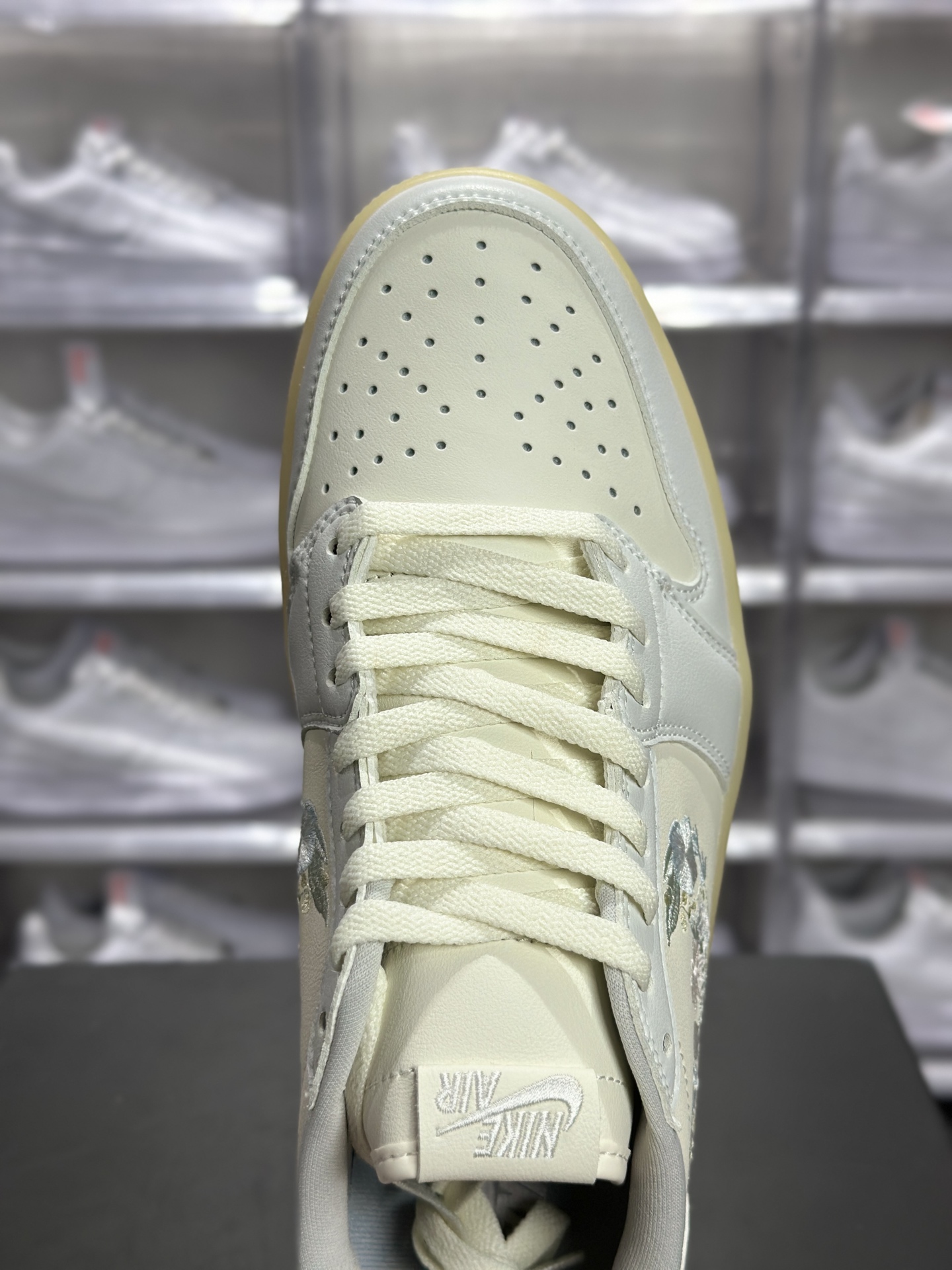 Air Jordan 1 Retro Low 「花卉刺绣」款俗称 “白奶油花卉 AJ1” 是一双自带温柔氛围感的低帮板鞋 AJ1低帮 IF4391-100-莆田鞋,莆田鞋货源,高仿鞋,高仿鞋货源,安福档口,莆田高仿鞋,莆田鞋批发,高仿鞋批发,莆田高仿运动鞋,高仿运动鞋,莆田运动鞋 Air Jordan 1 Retro Low 「花卉刺绣」款俗称 “白奶油花卉 AJ1” 是一双自带温柔氛围感的低帮板鞋 AJ1低帮 IF4391-100