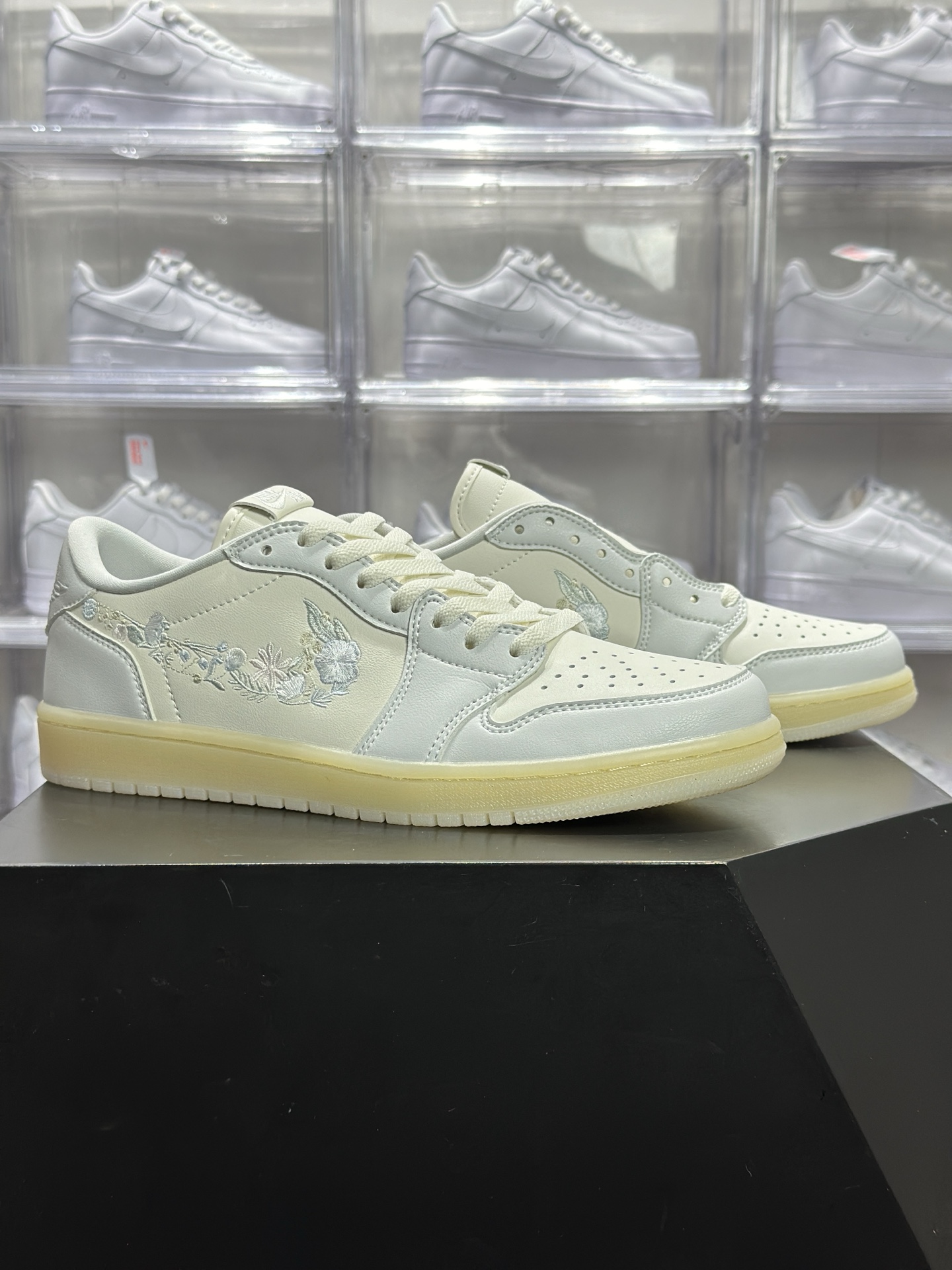 Air Jordan 1 Retro Low 「花卉刺绣」款俗称 “白奶油花卉 AJ1” 是一双自带温柔氛围感的低帮板鞋 AJ1低帮 IF4391-100-莆田鞋,莆田鞋货源,高仿鞋,高仿鞋货源,安福档口,莆田高仿鞋,莆田鞋批发,高仿鞋批发,莆田高仿运动鞋,高仿运动鞋,莆田运动鞋 Air Jordan 1 Retro Low 「花卉刺绣」款俗称 “白奶油花卉 AJ1” 是一双自带温柔氛围感的低帮板鞋 AJ1低帮 IF4391-100