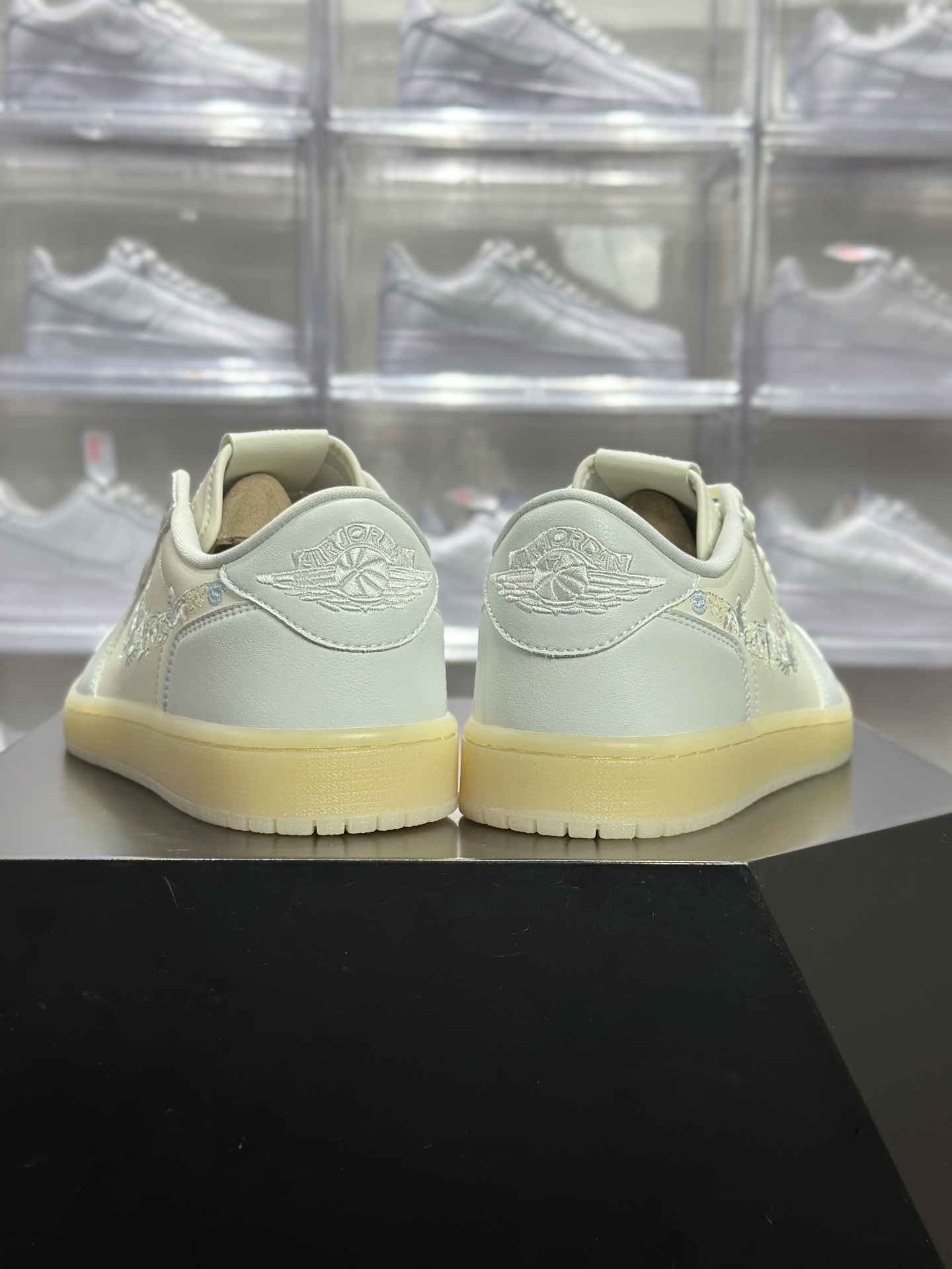 Air Jordan 1 Retro Low 「花卉刺绣」款俗称 “白奶油花卉 AJ1” 是一双自带温柔氛围感的低帮板鞋 AJ1低帮 IF4391-100-莆田鞋,莆田鞋货源,高仿鞋,高仿鞋货源,安福档口,莆田高仿鞋,莆田鞋批发,高仿鞋批发,莆田高仿运动鞋,高仿运动鞋,莆田运动鞋 Air Jordan 1 Retro Low 「花卉刺绣」款俗称 “白奶油花卉 AJ1” 是一双自带温柔氛围感的低帮板鞋 AJ1低帮 IF4391-100
