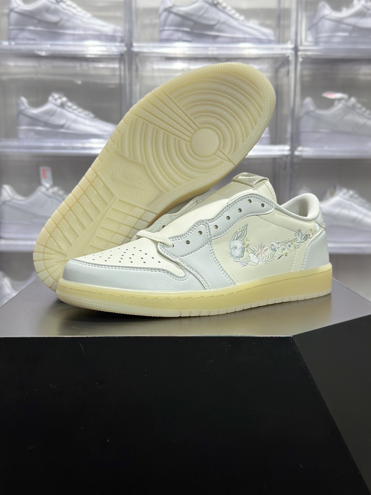 Air Jordan 1 Retro Low 「花卉刺绣」款俗称 “白奶油花卉 AJ1” 是一双自带温柔氛围感的低帮板鞋 AJ1低帮 IF4391-100-莆田鞋,莆田鞋货源,高仿鞋,高仿鞋货源,安福档口,莆田高仿鞋,莆田鞋批发,高仿鞋批发,莆田高仿运动鞋,高仿运动鞋,莆田运动鞋 Air Jordan 1 Retro Low 「花卉刺绣」款俗称 “白奶油花卉 AJ1” 是一双自带温柔氛围感的低帮板鞋 AJ1低帮 IF4391-100