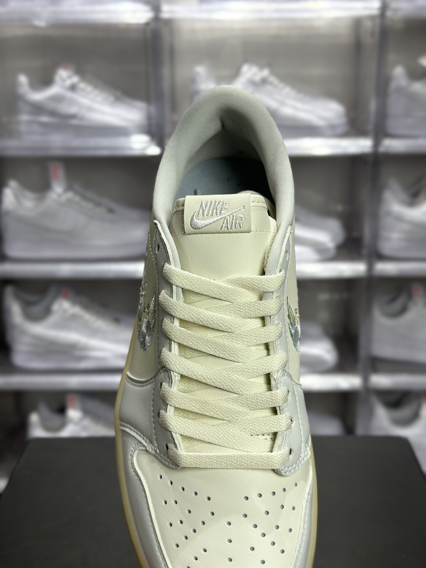 Air Jordan 1 Retro Low 「花卉刺绣」款俗称 “白奶油花卉 AJ1” 是一双自带温柔氛围感的低帮板鞋 AJ1低帮 IF4391-100-莆田鞋,莆田鞋货源,高仿鞋,高仿鞋货源,安福档口,莆田高仿鞋,莆田鞋批发,高仿鞋批发,莆田高仿运动鞋,高仿运动鞋,莆田运动鞋 Air Jordan 1 Retro Low 「花卉刺绣」款俗称 “白奶油花卉 AJ1” 是一双自带温柔氛围感的低帮板鞋 AJ1低帮 IF4391-100