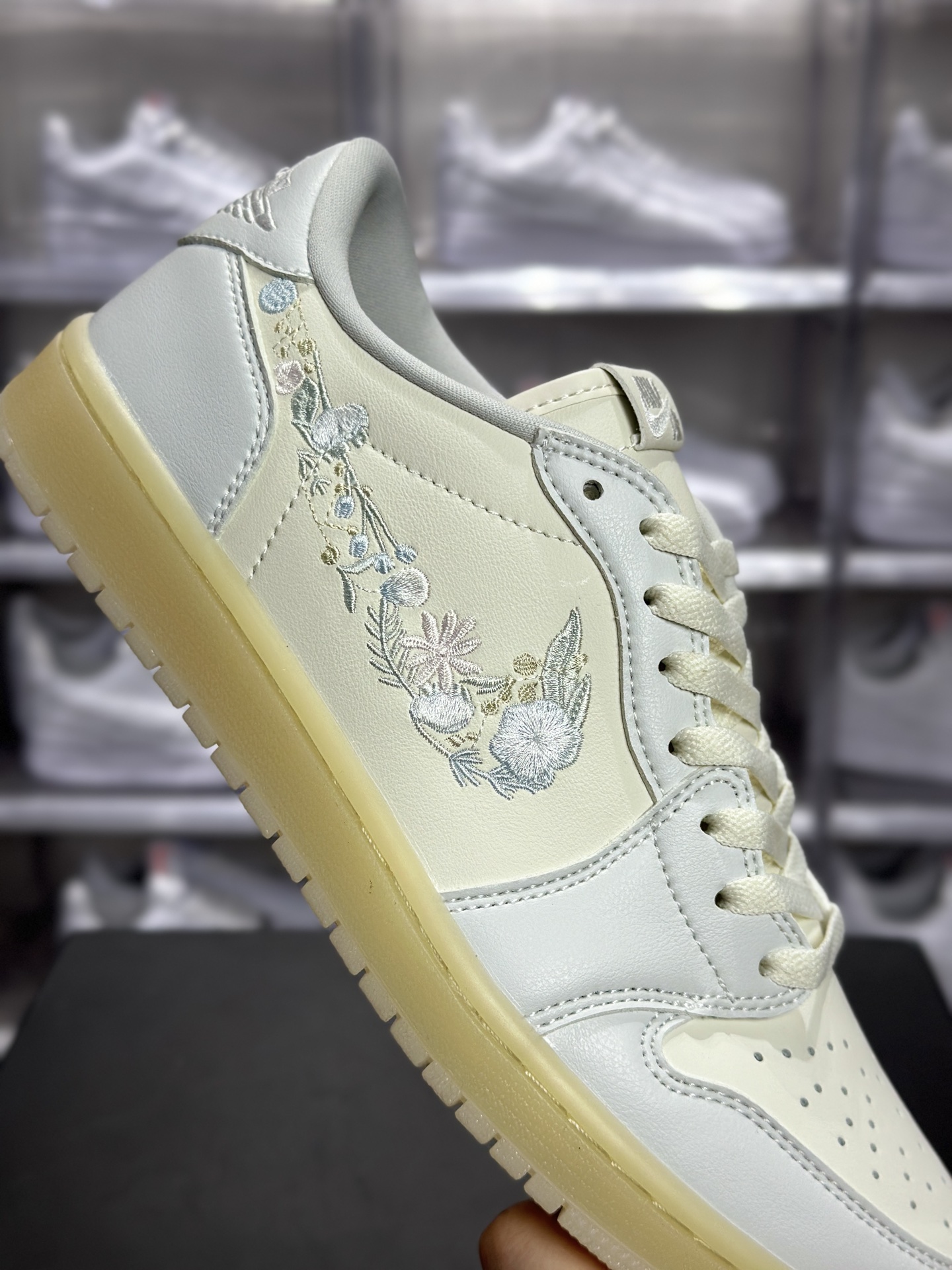 Air Jordan 1 Retro Low 「花卉刺绣」款俗称 “白奶油花卉 AJ1” 是一双自带温柔氛围感的低帮板鞋 AJ1低帮 IF4391-100-莆田鞋,莆田鞋货源,高仿鞋,高仿鞋货源,安福档口,莆田高仿鞋,莆田鞋批发,高仿鞋批发,莆田高仿运动鞋,高仿运动鞋,莆田运动鞋 Air Jordan 1 Retro Low 「花卉刺绣」款俗称 “白奶油花卉 AJ1” 是一双自带温柔氛围感的低帮板鞋 AJ1低帮 IF4391-100