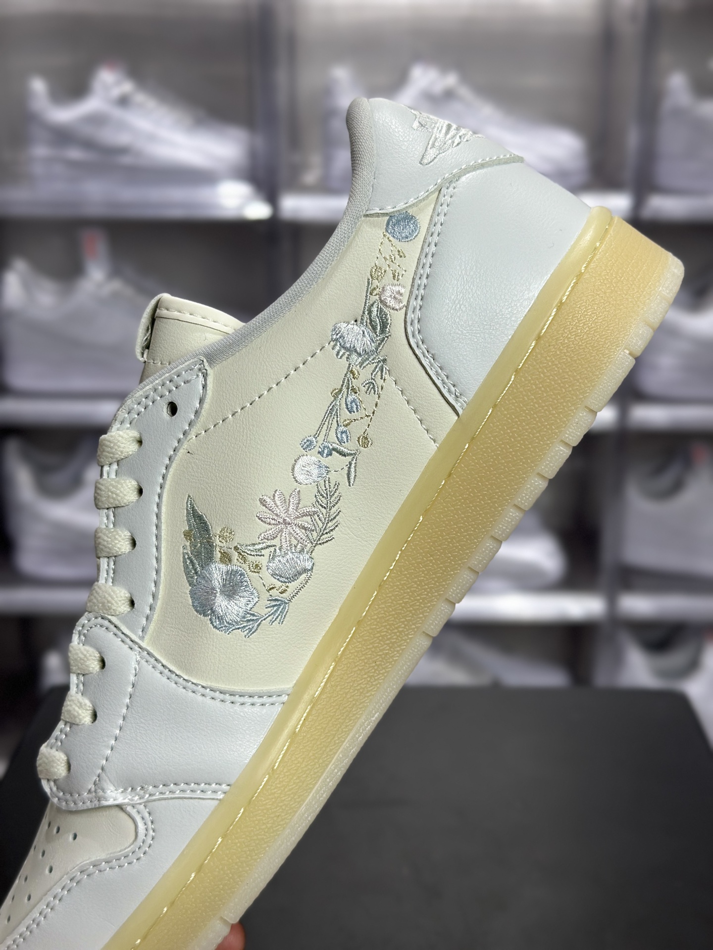 Air Jordan 1 Retro Low 「花卉刺绣」款俗称 “白奶油花卉 AJ1” 是一双自带温柔氛围感的低帮板鞋 AJ1低帮 IF4391-100-莆田鞋,莆田鞋货源,高仿鞋,高仿鞋货源,安福档口,莆田高仿鞋,莆田鞋批发,高仿鞋批发,莆田高仿运动鞋,高仿运动鞋,莆田运动鞋 Air Jordan 1 Retro Low 「花卉刺绣」款俗称 “白奶油花卉 AJ1” 是一双自带温柔氛围感的低帮板鞋 AJ1低帮 IF4391-100