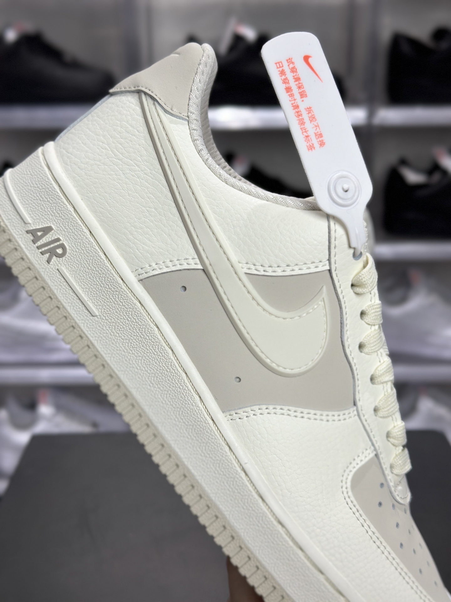 Nike Air Force 1 '07 LV8(空军一号) 俗称 “米白灰” 空军 是一双自带温柔氛围感的经典板鞋 IR1475-133-Top High Quatity Cheap Sneakers Fashion Clothing Clothes Bags handbags Shoes of all Brand wholesale With The best Quality And Beautiful Price from China Factory Chinese suppliers wholesaler seller Nike Air Force 1 '07 LV8(空军一号) 俗称 “米白灰” 空军 是一双自带温柔氛围感的经典板鞋 IR1475-133