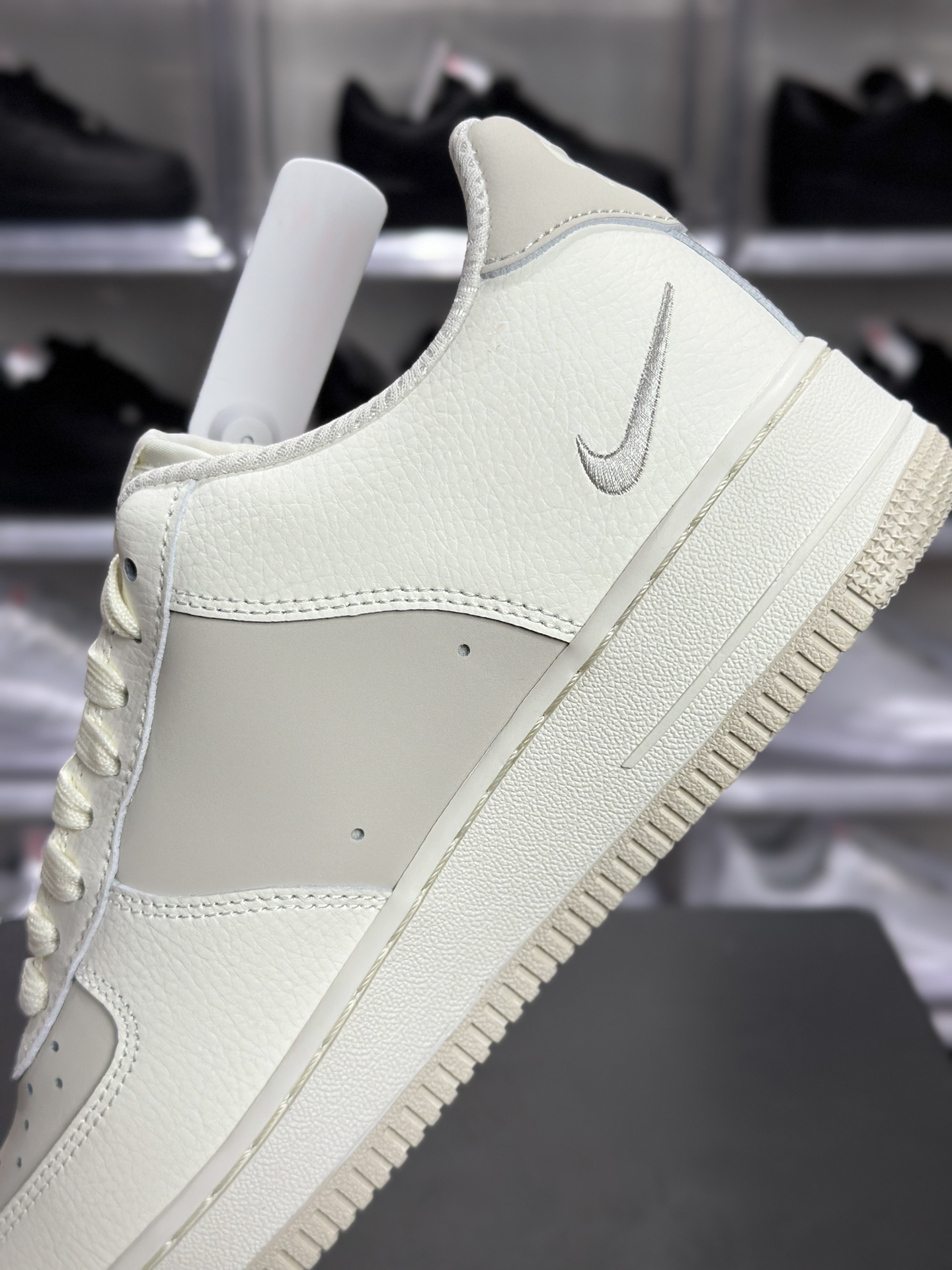 Nike Air Force 1 '07 LV8(空军一号) 俗称 “米白灰” 空军 是一双自带温柔氛围感的经典板鞋 IR1475-133-Top High Quatity Cheap Sneakers Fashion Clothing Clothes Bags handbags Shoes of all Brand wholesale With The best Quality And Beautiful Price from China Factory Chinese suppliers wholesaler seller Nike Air Force 1 '07 LV8(空军一号) 俗称 “米白灰” 空军 是一双自带温柔氛围感的经典板鞋 IR1475-133
