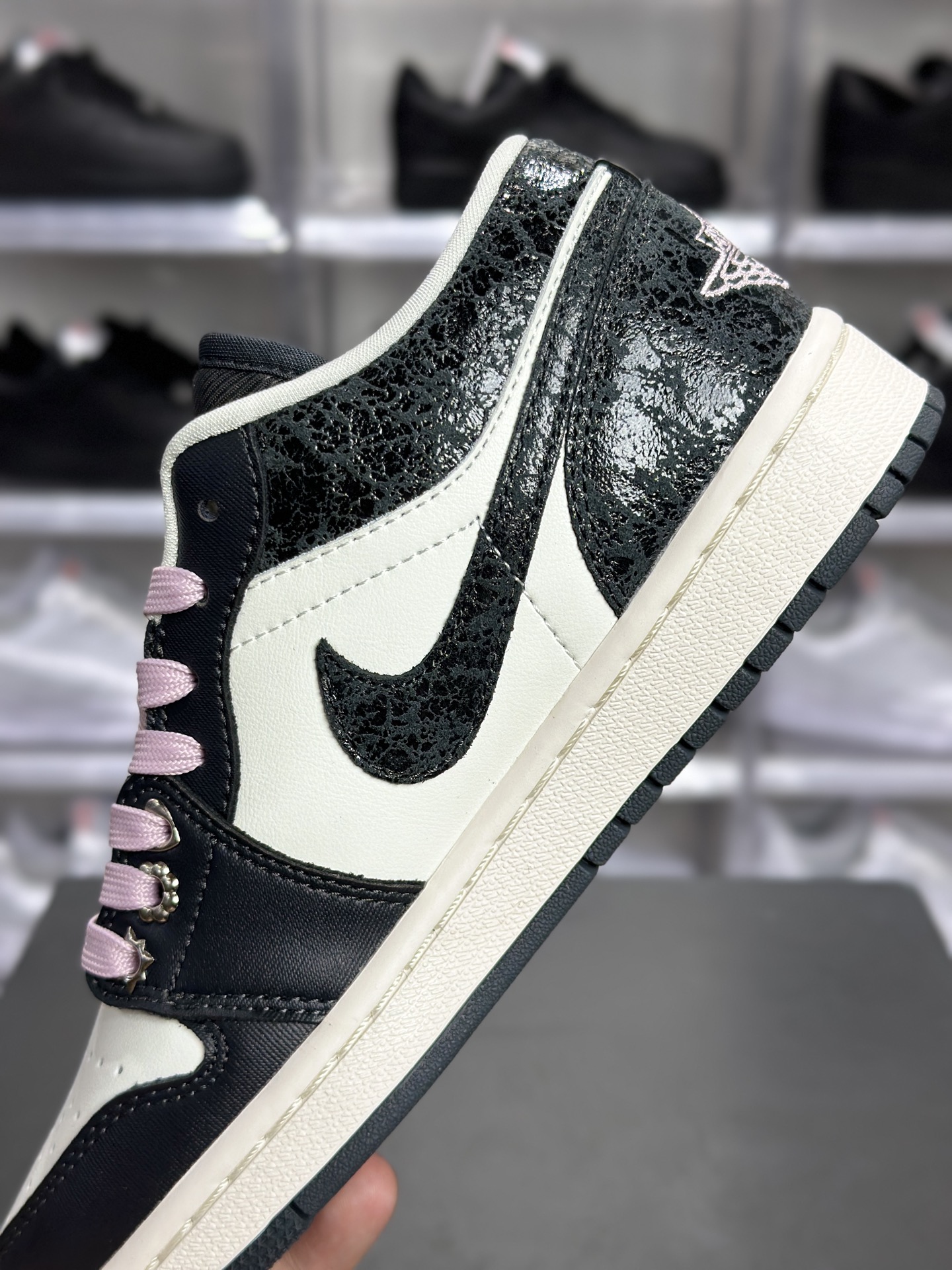 Air Jordan 1 Low SE(AJ1 低帮) 俗称 “黑粉做旧” AJ1 是一双自带甜酷氛围感的低帮板鞋 II0595-001-Top High Quatity Cheap Sneakers Fashion Clothing Clothes Bags handbags Shoes of all Brand wholesale With The best Quality And Beautiful Price from China Factory Chinese suppliers wholesaler seller Air Jordan 1 Low SE(AJ1 低帮) 俗称 “黑粉做旧” AJ1 是一双自带甜酷氛围感的低帮板鞋 II0595-001