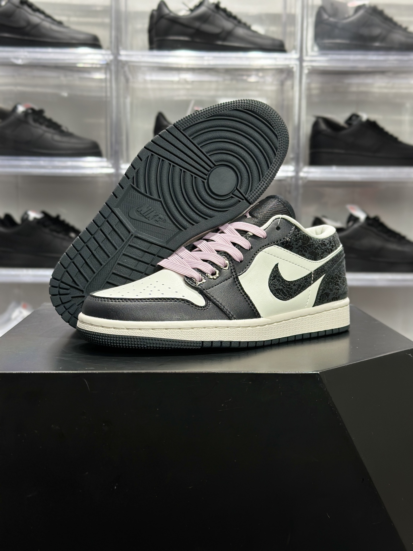 Air Jordan 1 Low SE(AJ1 低帮) 俗称 “黑粉做旧” AJ1 是一双自带甜酷氛围感的低帮板鞋 II0595-001-Top High Quatity Cheap Sneakers Fashion Clothing Clothes Bags handbags Shoes of all Brand wholesale With The best Quality And Beautiful Price from China Factory Chinese suppliers wholesaler seller Air Jordan 1 Low SE(AJ1 低帮) 俗称 “黑粉做旧” AJ1 是一双自带甜酷氛围感的低帮板鞋 II0595-001