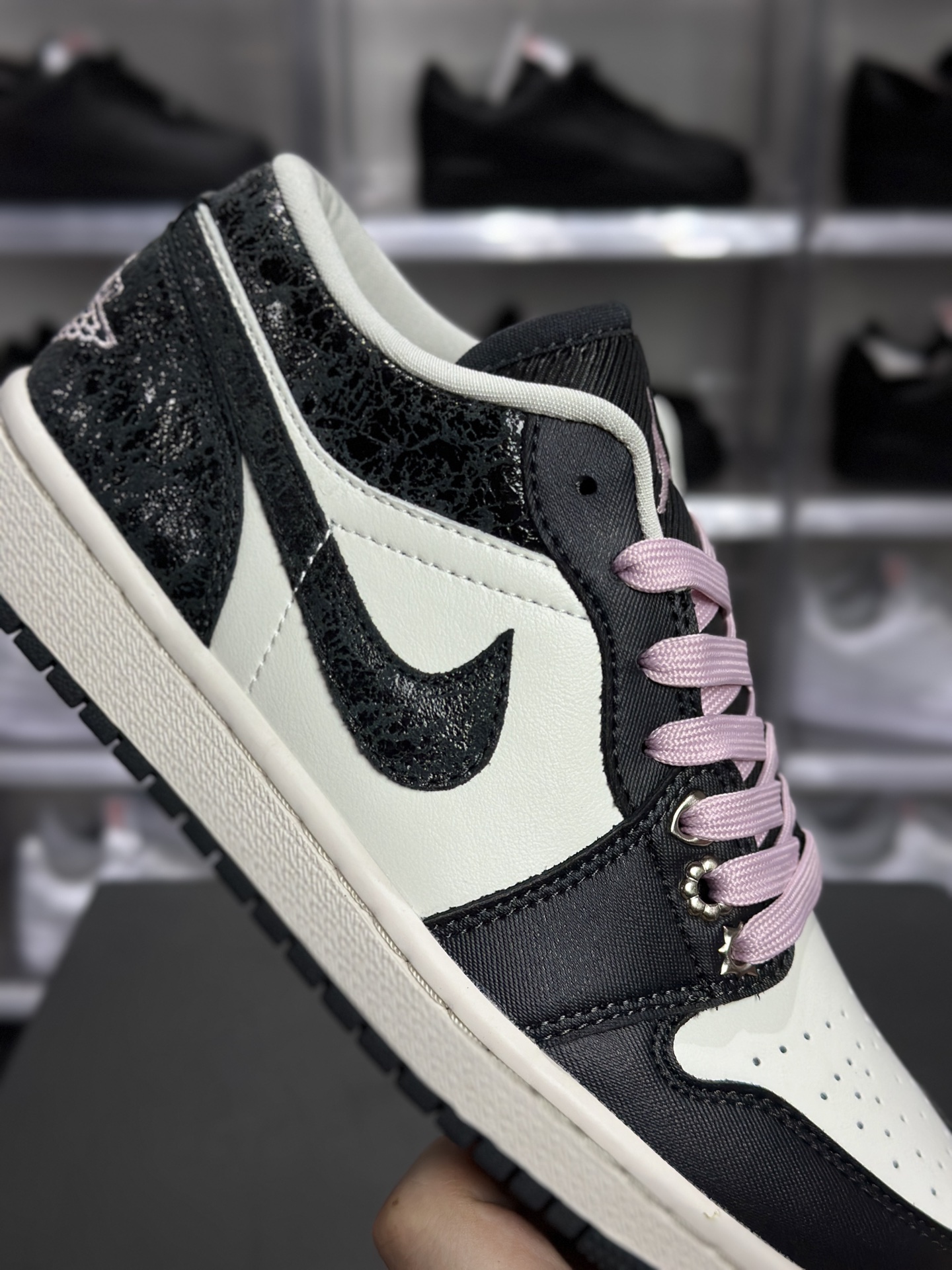 Air Jordan 1 Low SE(AJ1 低帮) 俗称 “黑粉做旧” AJ1 是一双自带甜酷氛围感的低帮板鞋 II0595-001-Top High Quatity Cheap Sneakers Fashion Clothing Clothes Bags handbags Shoes of all Brand wholesale With The best Quality And Beautiful Price from China Factory Chinese suppliers wholesaler seller Air Jordan 1 Low SE(AJ1 低帮) 俗称 “黑粉做旧” AJ1 是一双自带甜酷氛围感的低帮板鞋 II0595-001
