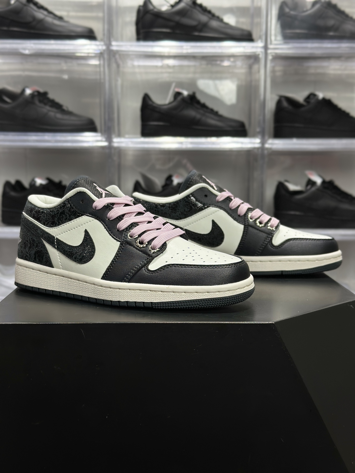 Air Jordan 1 Low SE(AJ1 低帮) 俗称 “黑粉做旧” AJ1 是一双自带甜酷氛围感的低帮板鞋 II0595-001-Top High Quatity Cheap Sneakers Fashion Clothing Clothes Bags handbags Shoes of all Brand wholesale With The best Quality And Beautiful Price from China Factory Chinese suppliers wholesaler seller Air Jordan 1 Low SE(AJ1 低帮) 俗称 “黑粉做旧” AJ1 是一双自带甜酷氛围感的低帮板鞋 II0595-001