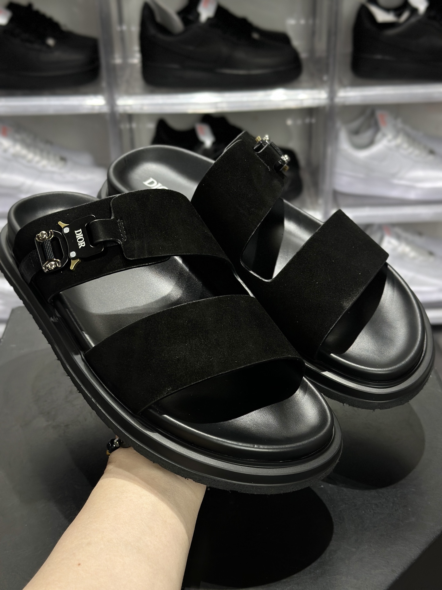 Dior 迪奥 金属扣一字拖 黑色-Top High Quatity Cheap Sneakers Fashion Clothing Clothes Bags handbags Shoes of all Brand wholesale With The best Quality And Beautiful Price from China Factory Chinese suppliers wholesaler seller Dior 迪奥 金属扣一字拖 黑色