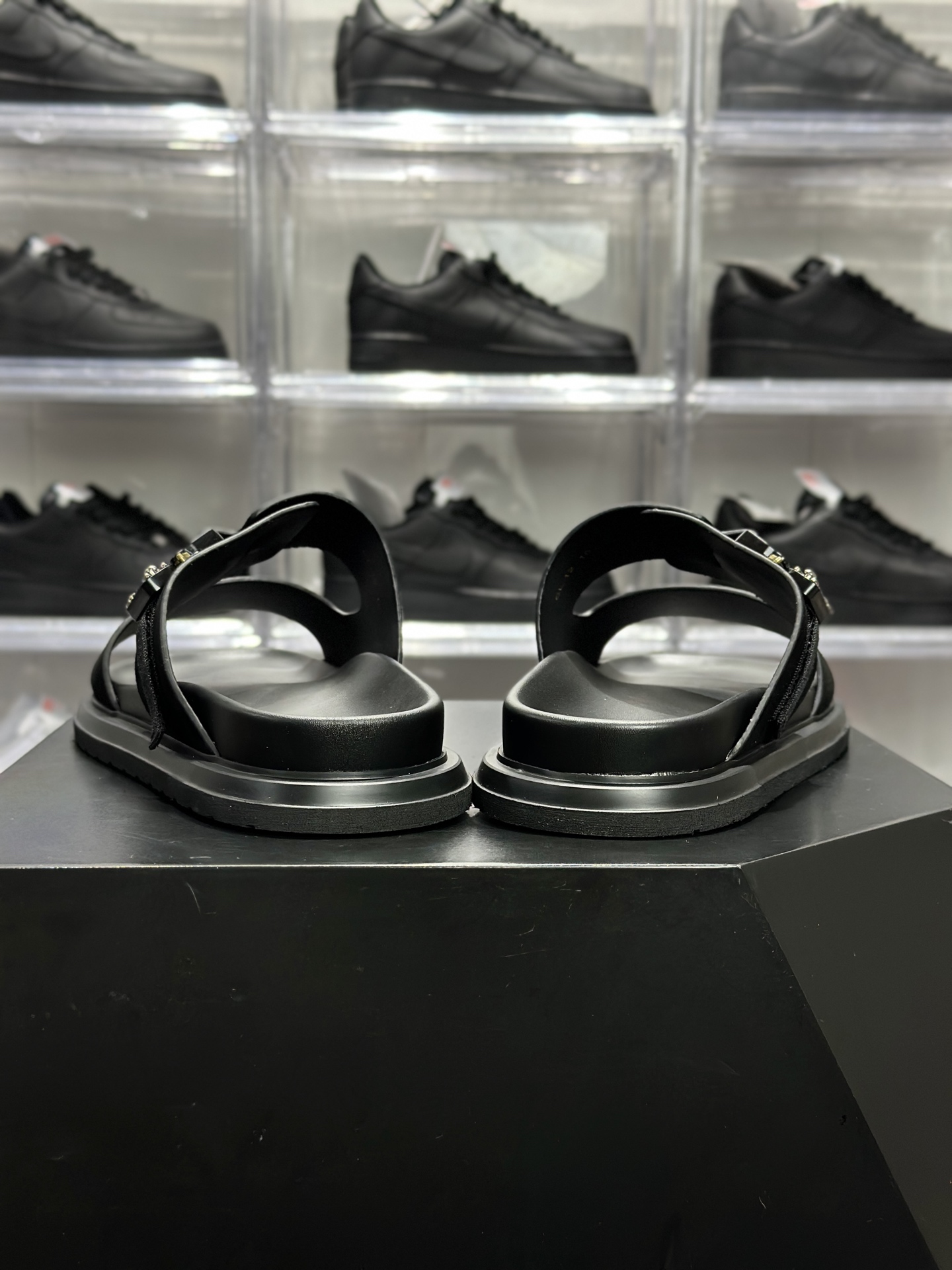 Dior 迪奥 金属扣一字拖 黑色-Top High Quatity Cheap Sneakers Fashion Clothing Clothes Bags handbags Shoes of all Brand wholesale With The best Quality And Beautiful Price from China Factory Chinese suppliers wholesaler seller Dior 迪奥 金属扣一字拖 黑色