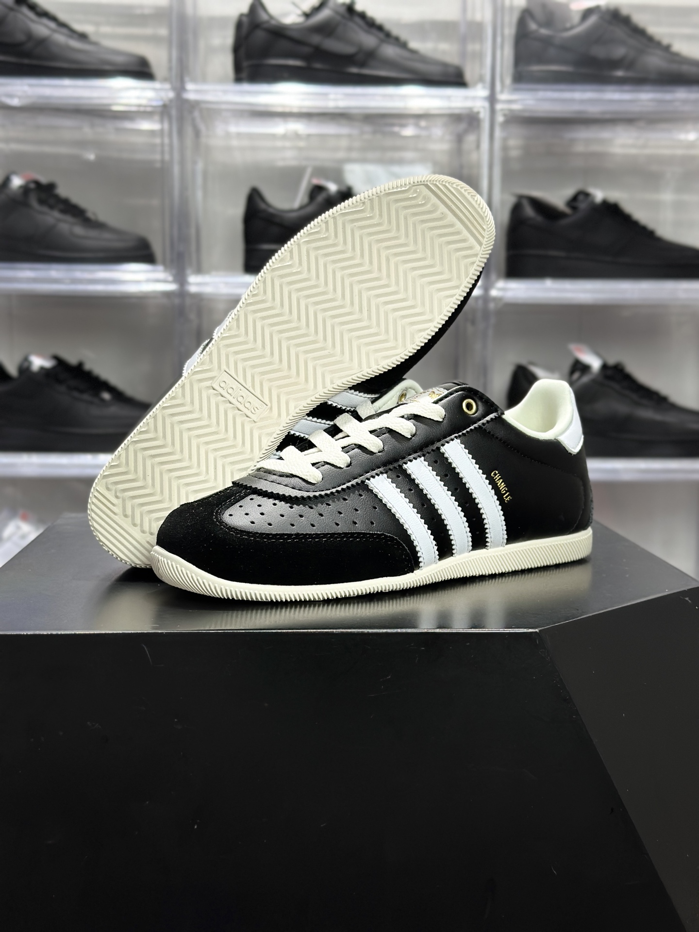 adidas Originals CHANGLE(三叶草系列)复古德训鞋 KJ3960 是一双自带美式复古氛围的休闲板鞋-Top High Quatity Cheap Sneakers Fashion Clothing Clothes Bags handbags Shoes of all Brand wholesale With The best Quality And Beautiful Price from China Factory Chinese suppliers wholesaler seller adidas Originals CHANGLE(三叶草系列)复古德训鞋 KJ3960 是一双自带美式复古氛围的休闲板鞋