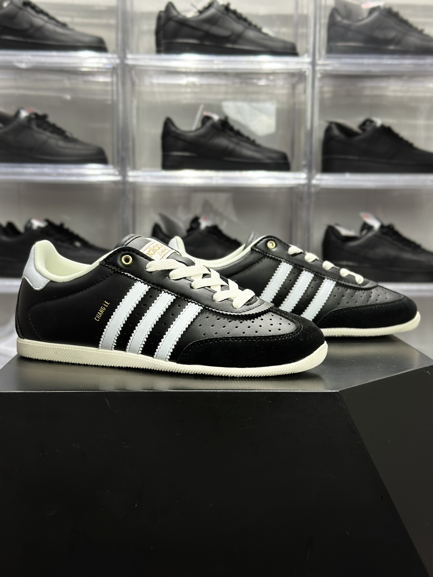 adidas Originals CHANGLE(三叶草系列)复古德训鞋 KJ3960 是一双自带美式复古氛围的休闲板鞋-Top High Quatity Cheap Sneakers Fashion Clothing Clothes Bags handbags Shoes of all Brand wholesale With The best Quality And Beautiful Price from China Factory Chinese suppliers wholesaler seller adidas Originals CHANGLE(三叶草系列)复古德训鞋 KJ3960 是一双自带美式复古氛围的休闲板鞋