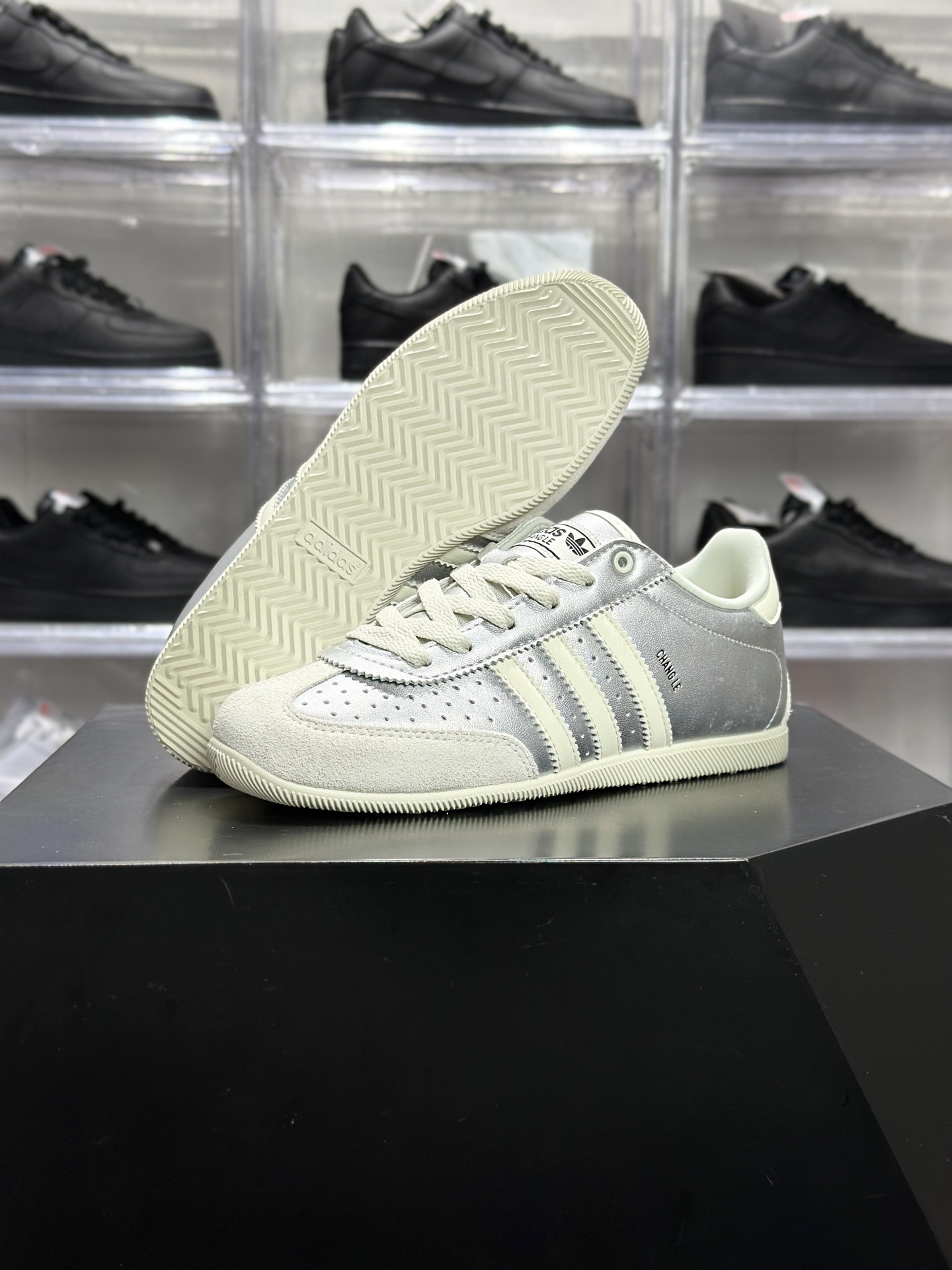 adidas Originals CHANGLE(三叶草系列)复古德训鞋 KJ3962 是自带美式复古氛围的休闲板鞋-Top High Quatity Cheap Sneakers Fashion Clothing Clothes Bags handbags Shoes of all Brand wholesale With The best Quality And Beautiful Price from China Factory Chinese suppliers wholesaler seller adidas Originals CHANGLE(三叶草系列)复古德训鞋 KJ3962 是自带美式复古氛围的休闲板鞋