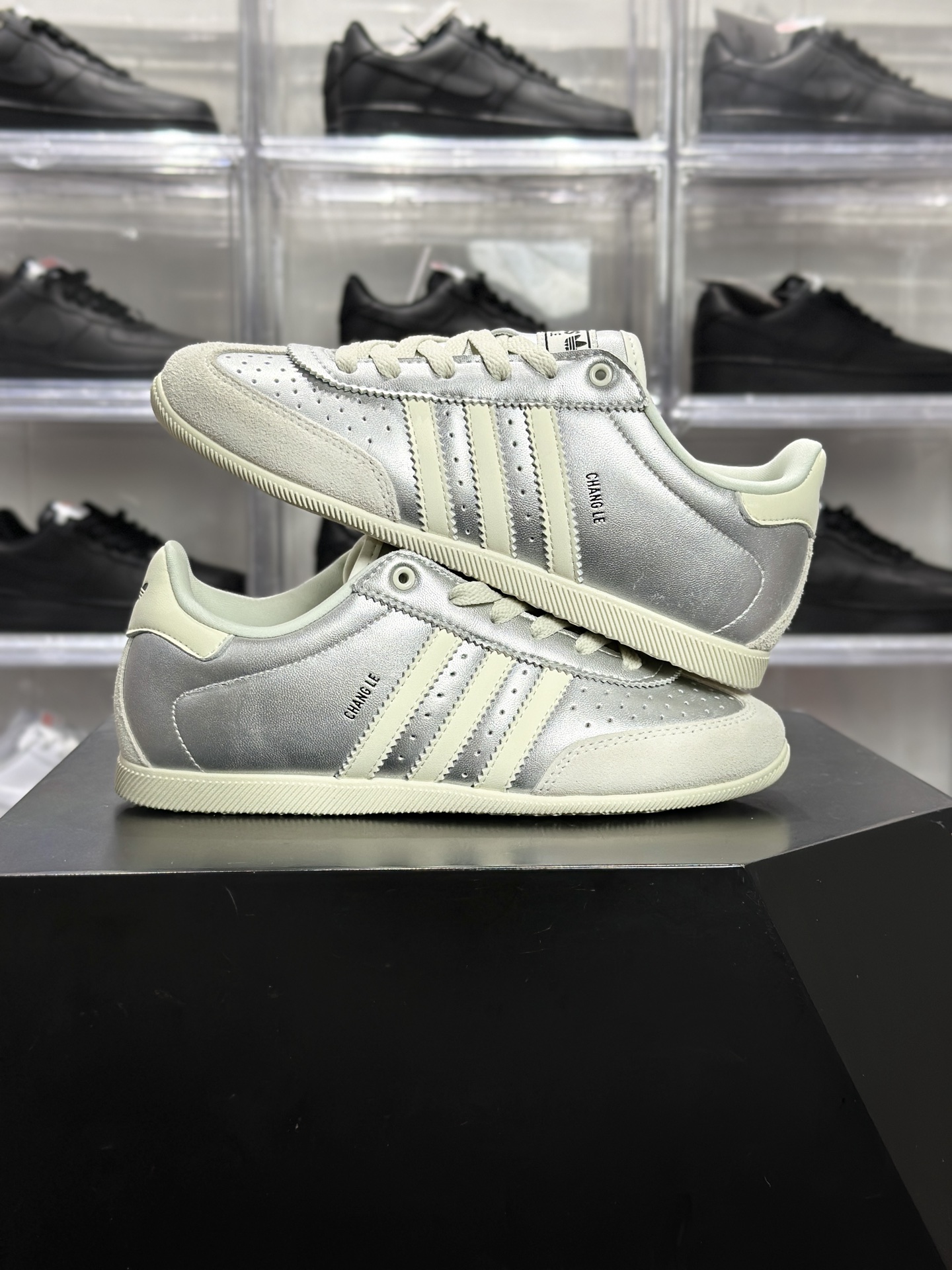 adidas Originals CHANGLE(三叶草系列)复古德训鞋 KJ3962 是自带美式复古氛围的休闲板鞋-Top High Quatity Cheap Sneakers Fashion Clothing Clothes Bags handbags Shoes of all Brand wholesale With The best Quality And Beautiful Price from China Factory Chinese suppliers wholesaler seller adidas Originals CHANGLE(三叶草系列)复古德训鞋 KJ3962 是自带美式复古氛围的休闲板鞋