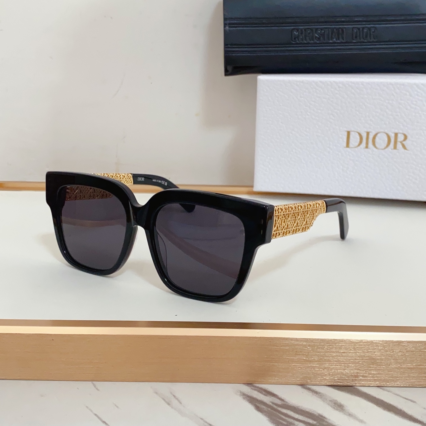 NO:243550,DIO* official website new model ~ From DioRésille series The acetate butterfly frame is in sharp contrast with the golden metal temples, showing the carefully crafted Cannage pattern and is equipped with the CD logo MODELDioRésille S1F SIZE56-Odd 17-Glasses sunglasses, glasses, dior19860909DIO*官网新款～ 来自 DioRésille 系列 醋酸纤维蝴蝶镜框与金色金属镜腿形成鲜明对比,展现出精心制作的Cannage图案,并配有CD标志 MODELDioRésille S1F SIZE56口17- 眼镜墨镜太阳镜,眼镜,dior,glasses