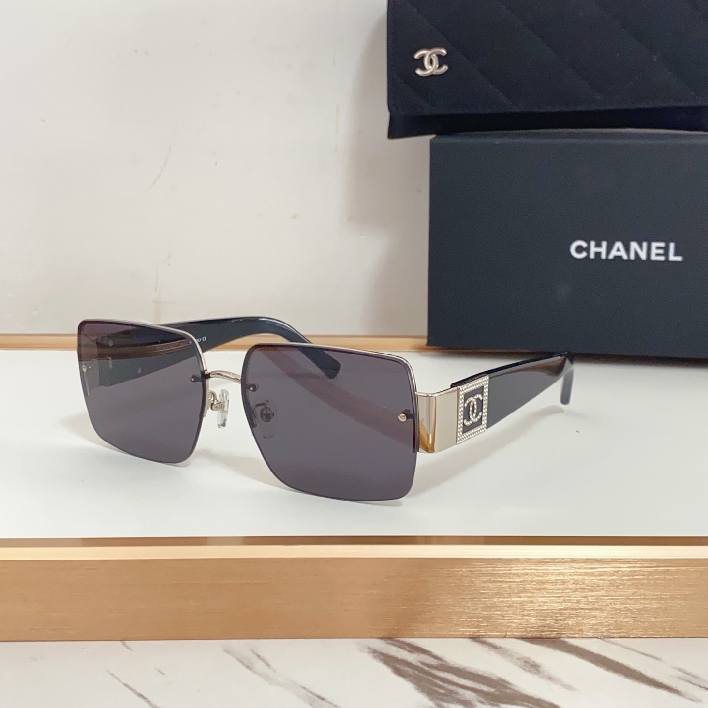 NO:243549,CHANEL Xiang Grandma's new style, temple full of diamonds, luxury Xiaoxiang medieval sunglasses CH high-quality temple laser code Size: 62-15- Glasses, sunglasses, glasses, chanel19860909CHANEL 香奶奶新款 镜腿满钻奢华 小香中古墨镜 CH 高品质镜腿镭射编码  Size:62-15- 眼镜墨镜太阳镜,眼镜,chanel,glasses