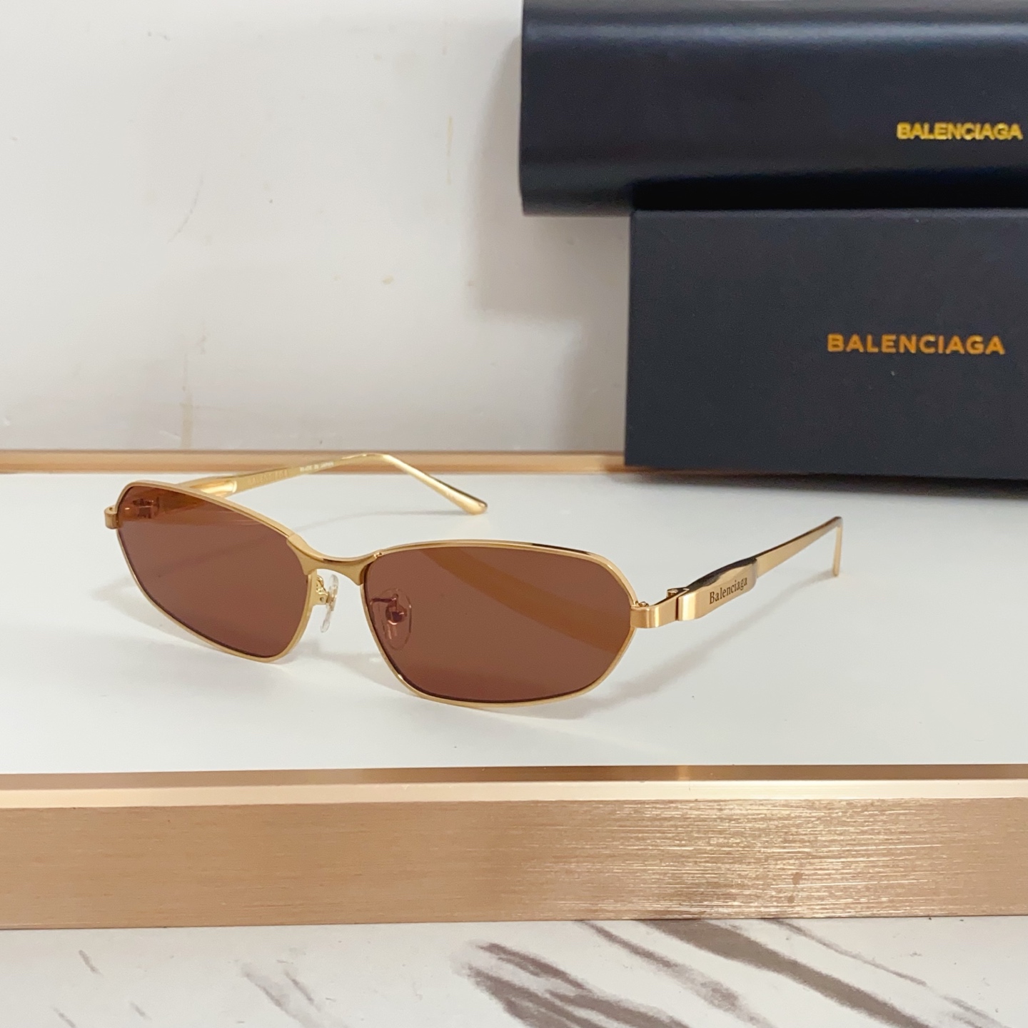 NO:243563,BB0355S Original mold opening, sculptural temples, heavy industry futuristic feel, oval frame, metal eyebrow frame The temples are original design, with a thick three-dimensional metal nameplate adorned at the hinge. The engraved and enamel Balenciaga logo adds a lot of color to the metal nameplate, adding a touch of exquisiteness. Engraving details Side concave embossed logo with curved temple cover size66 mouth 17-, glasses, sunglasses, glasses, balenciaga19860909BB0355S 原版开模 雕塑感镜腿 重工未来感 椭圆形镜框 金属眉框 镜腿采用原创设计,铰链处饰有厚实的三维金属铭牌.雕刻和珐琅的 Balenciaga 标志为金属铭牌增色不少,更添一丝精致. 雕刻细节 侧面凹面压花logo 带弧度镜脚套 size66口17-,眼镜墨镜太阳镜,眼镜,balenciaga,glasses