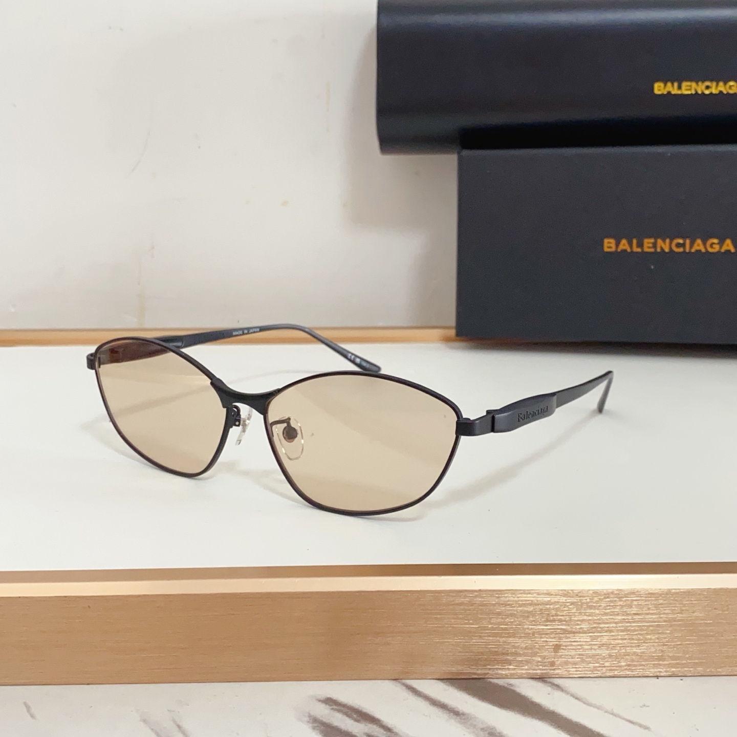 NO:243566,BB0356S Original mold opening, sculptural temples, heavy industry futuristic metal eyebrow frame The temples are original design, with a thick three-dimensional metal nameplate adorned at the hinges. The engraving and enamel Balenciaga logo adds a lot of color to the metal nameplate, adding a touch of exquisiteness. Engraving details size64 16-, glasses, sunglasses, sunglasses, glasses, balenciaga19860909BB0356S 原版开模 雕塑感镜腿 重工未来感 金属眉框 镜腿采用原创设计,铰链处饰有厚实的三维金属铭牌.雕刻和珐琅的 Balenciaga 标志为金属铭牌增色不少,更添一丝精致. 雕刻细节 size64口16-,眼镜墨镜太阳镜,眼镜,balenciaga,glasses