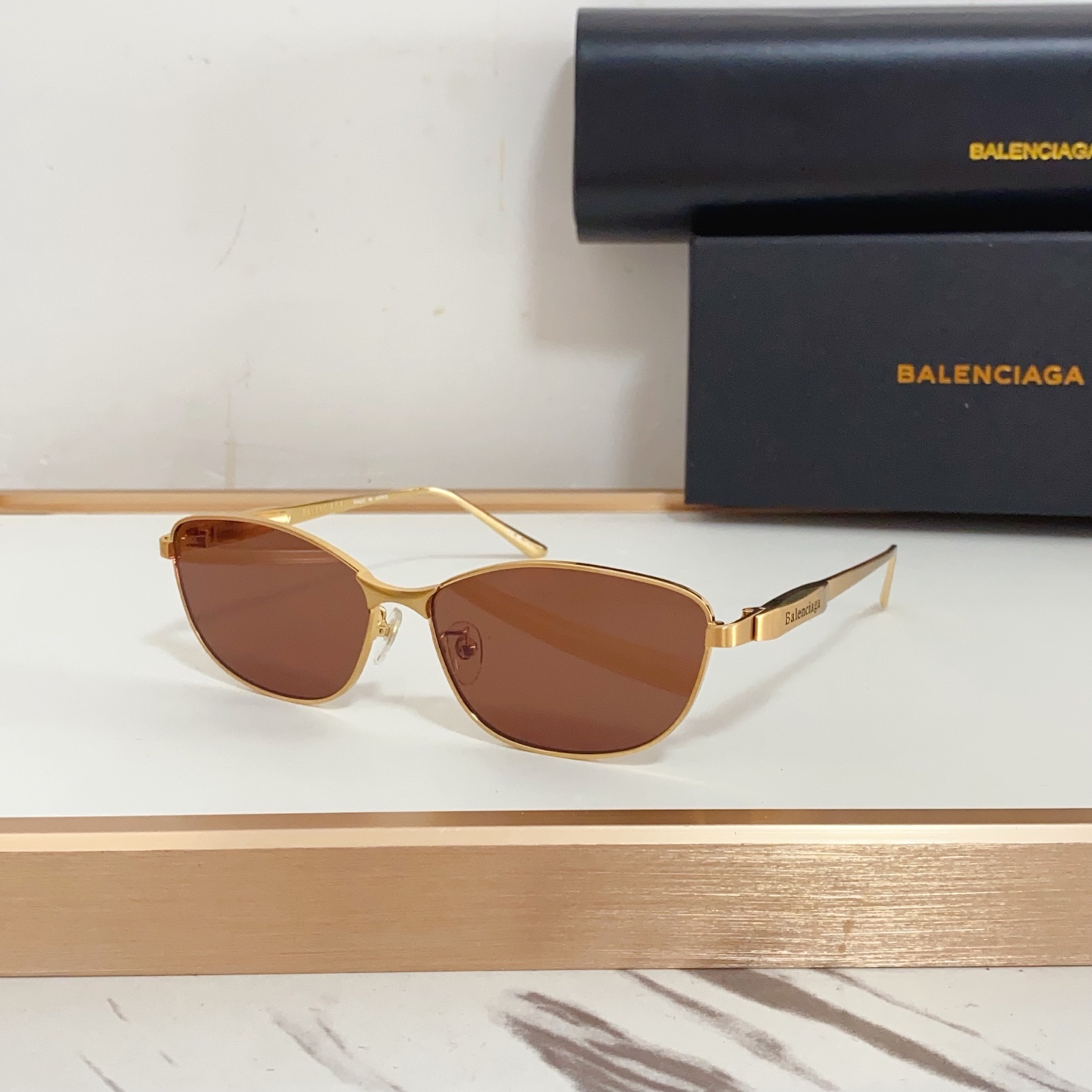 NO:243569,BB0357SA European and American style Original mold opening Sculpture temples Heavy industry futuristic Oval frame Metal eyebrow frame Temples are original design, with thick three-dimensional metal nameplate adorned at the hinges. The engraved and enamel Balenciaga logo adds a lot of color to the metal nameplate, adding a touch of exquisiteness. Engraving details Side concave embossed logo with curved temple cover size62 mouth 15-144, glasses, sunglasses, sunglasses, glasses, balenciaga19860909BB0357SA 欧美风 原版开模 雕塑感镜腿 重工未来感 椭圆形镜框 金属眉框 镜腿采用原创设计,铰链处饰有厚实的三维金属铭牌.雕刻和珐琅的 Balenciaga 标志为金属铭牌增色不少,更添一丝精致. 雕刻细节 侧面凹面压花logo 带弧度镜脚套 size62口15-144,眼镜墨镜太阳镜,眼镜,balenciaga,glasses