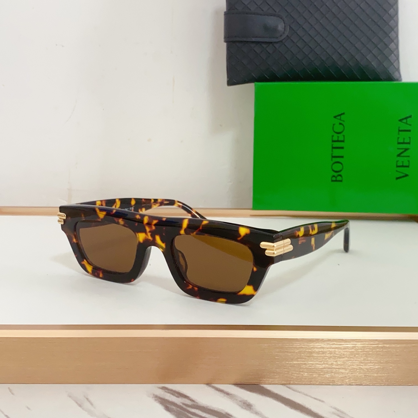 NO:244343,BV1321S BOTTEGA VENETA Mitre series This Bottega Veneta sunglasses are decorated with exquisite gold details and embossed logos, temple engraving and printing process, special nylon lens size 50 mouth 22-, glasses, sunglasses, sunglasses, glasses, bottega veneta, bottega veneta19860909BV1321S BOTTEGA VENETA Mitre系列 这款Bottega Veneta太阳镜饰有精致的金色细节和浮雕标志,镜腿雕刻印字工艺 特制尼龙镜片 size50口22-,眼镜墨镜太阳镜,眼镜,bottega veneta,bottega veneta,glasses