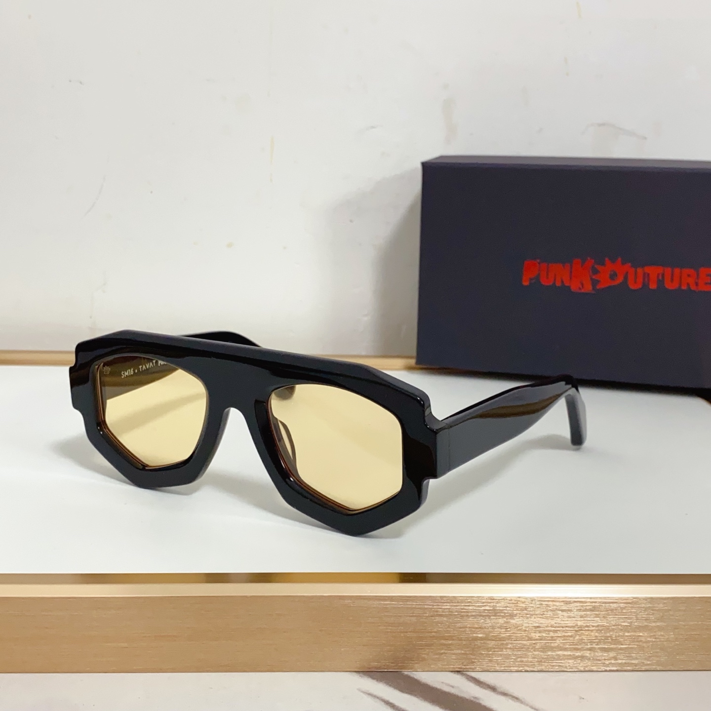 NO:250857,punkouture is the crystal of tavat and sm16. It is a leading independent brand of sunglasses in Italy created by Francesco Nicoletti. The global limited edition sunglasses are launched. Model: sm004, Size: 51-24-. Packaging glasses sunglasses, glasses, glasses19860909punkouture是tavat和sm16的水晶, 由francesco nicoletti创建的意大利领先独立品牌墨镜,全球限量版太阳镜上线, Model: sm004,Size:51-24-.配包装 眼镜墨镜太阳镜,眼镜,glasses