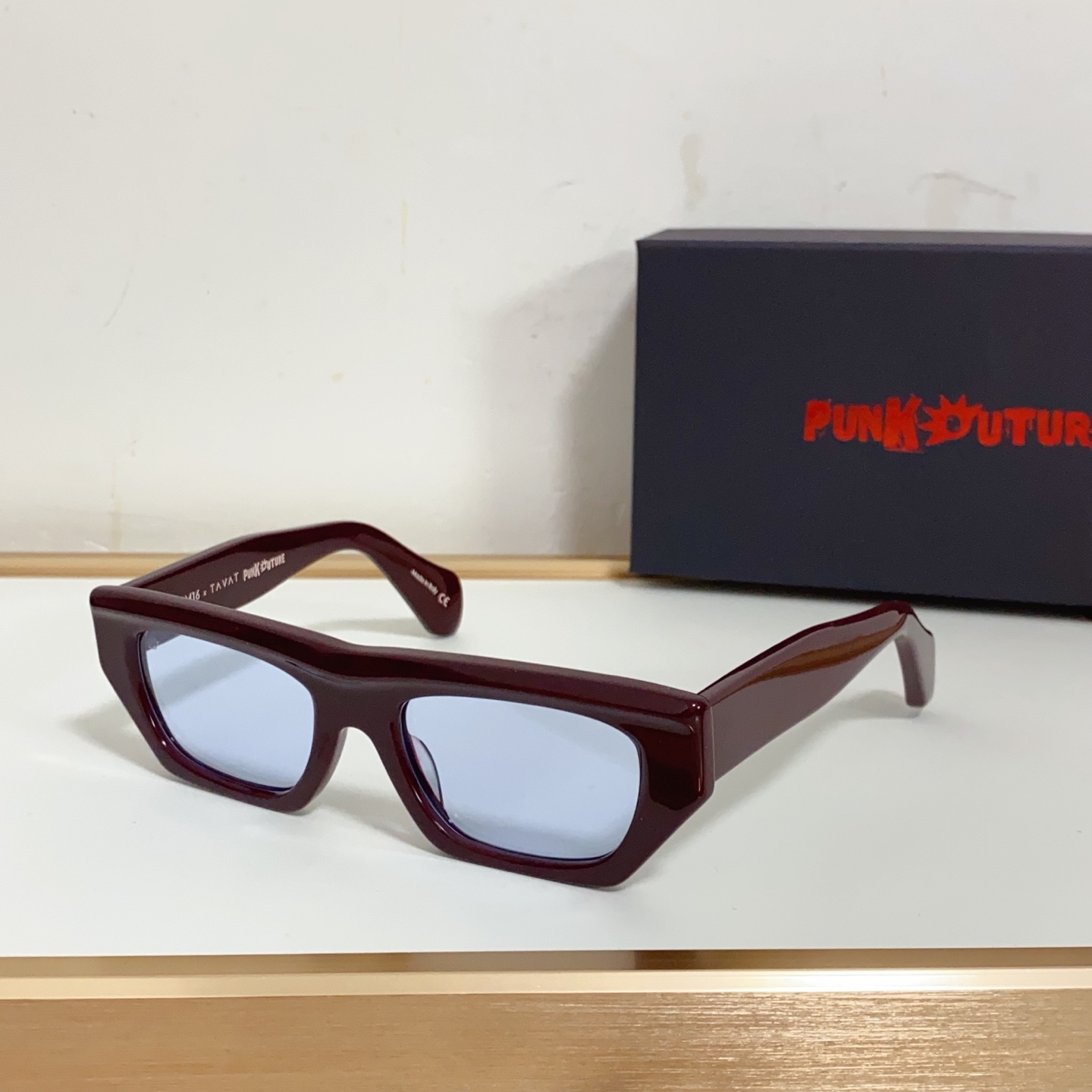 NO:250860,punkouture is the crystal of tavat and SM16. It is a leading independent brand of sunglasses in Italy created by Francesco Nicoletti. The global limited edition sunglasses are launched. Model: sm, Size: 51-21-. Packed glasses sunglasses, sunglasses, glasses19860909punkouture是tavat和sm16的水晶, 由francesco nicoletti创建的意大利领先独立品牌墨镜,全球限量版太阳镜上线, Model: sm,Size:51-21-.配包装眼镜墨镜太阳镜,眼镜,glasses