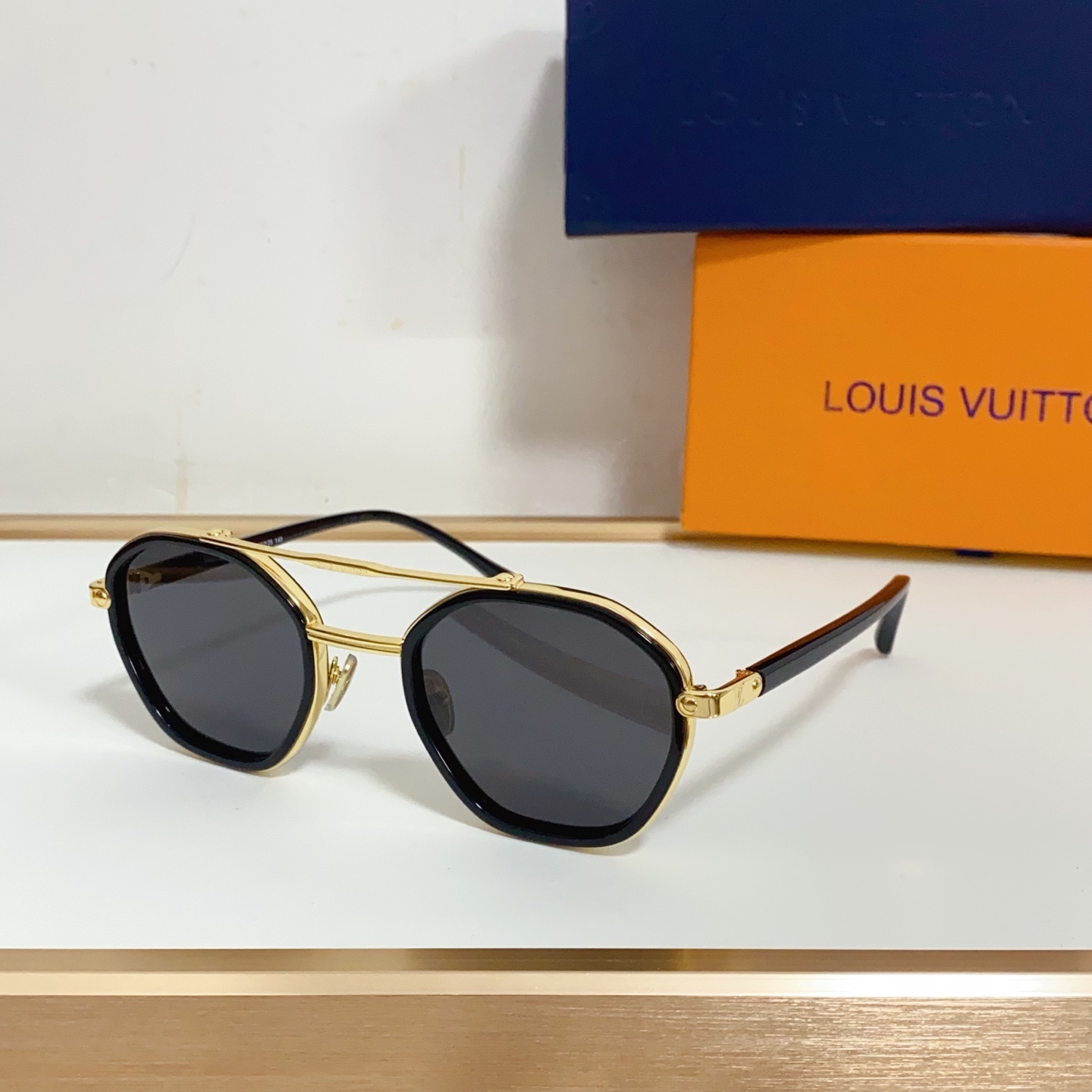 NO:250900,LOUIS VUITTO* LV Signature Round The silver finish on the acetate lens and frame adds a modern touch to the classic outline, while the first letter engraved on the hinge is the brand's logo MODEL2352 2353 2354 2356 2357 SIZE56 17-145 Heel foot original, glasses, sunglasses, sunglasses, glasses, louis vuitton, louis vuitton, louis vuitton, louis vuitton19860909LOUIS VUITTO* LV Signature Round 醋酸纤维镜片和镜框上的银色饰面为经典轮廓增添了现代气息,而铰链上镌刻的路易威登首字母则是品牌的标志 MODEL2352 2353 2354 2356 2357 SIZE56口17-145 跟足原版,眼镜墨镜太阳镜,眼镜,louis vuitton,louis vuitton,louis vuitton,glasses