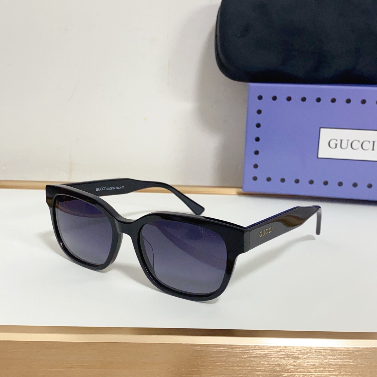 NO:250903,95 GUCC* Guchi GG1872SK official website original version 1 to 1 Size55-18-glasses exude elegance, exquisite and low-key golden GG decorative text on the frames and temples, as well as rainbow legs and lenses exude a full sense of modernity. Glasses sunglasses, sunglasses, gucci1986090995 GUCC*古迟GG1872SK 官网原版一比一 Size55-18-眼镜散发恒久典雅魅力,镜框和镜腿上点缀精致低调的金色GG装饰文字以及彩虹腿加镜片则散发出满满的现代感.眼镜墨镜太阳镜,眼镜,gucci,glasses
