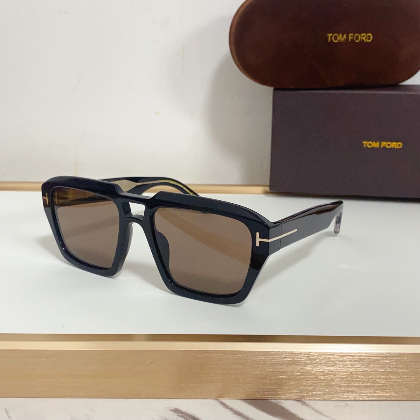 NO:251809,FT1202 FROM THE ICON COLLECTION Thick frame, with tortoise shell pattern on the frame, the temples are decorated with exquisite designer logo, highlighting the uniqueness of sunglasses size56 mouth 19-,,glasses19860909FT1202 FROM THE ICON COLLECTION 厚实镜框,镜框上饰有龟甲图案 镜腿上饰有精致的设计师标志,凸显了太阳镜的独一无二 size56口19-,,眼镜,glasses