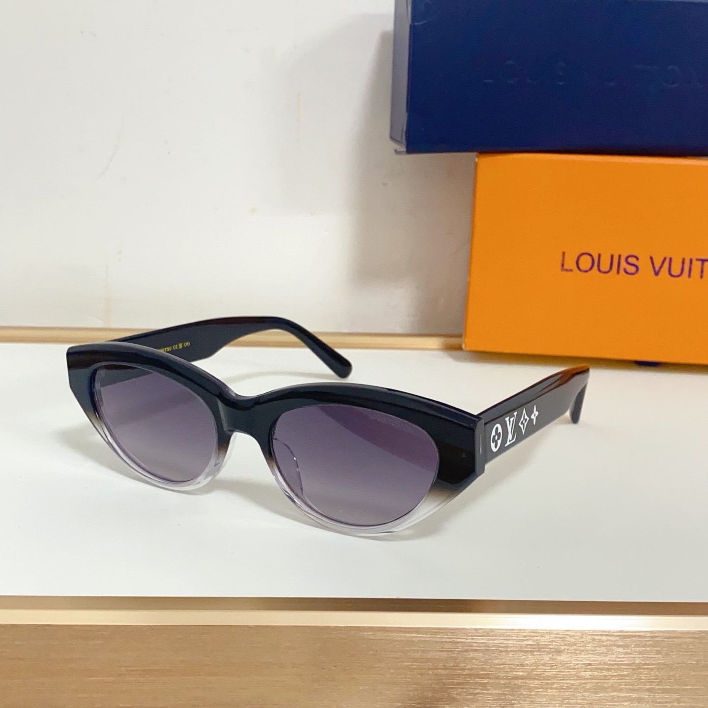 NO:252893,LOUIS VUITTO* Line Cat Eye sunglasses make the classic configuration show a sharp contrast in color, highlighting the ingenuity and creativity with eye-catching design. The deep frame outlines the soft edges, echoing the Monogram Elements logo with widened temples, injecting a trendy atmosphere into all shapes. MODELZ2680U Z2682U Z2686U Z2625U Z2673U Z2650U SIZE: 54-glasses sunglasses, glasses, louis vuitton19860909LOUIS VUITTO* Line Cat Eye 太阳眼镜令经典构型呈现色彩的鲜明反差,以瞩目设计彰显匠心创意.深沉镜框勾勒柔和边缘,与加宽镜腿的 Monogram Elements 标识相互呼应,可为各式造型注入潮流气息. MODELZ2680U Z2682U Z2686U Z2625U Z2673U Z2650U SIZE:54口19- 眼镜墨镜太阳镜,眼镜,louis vuitton,glasses