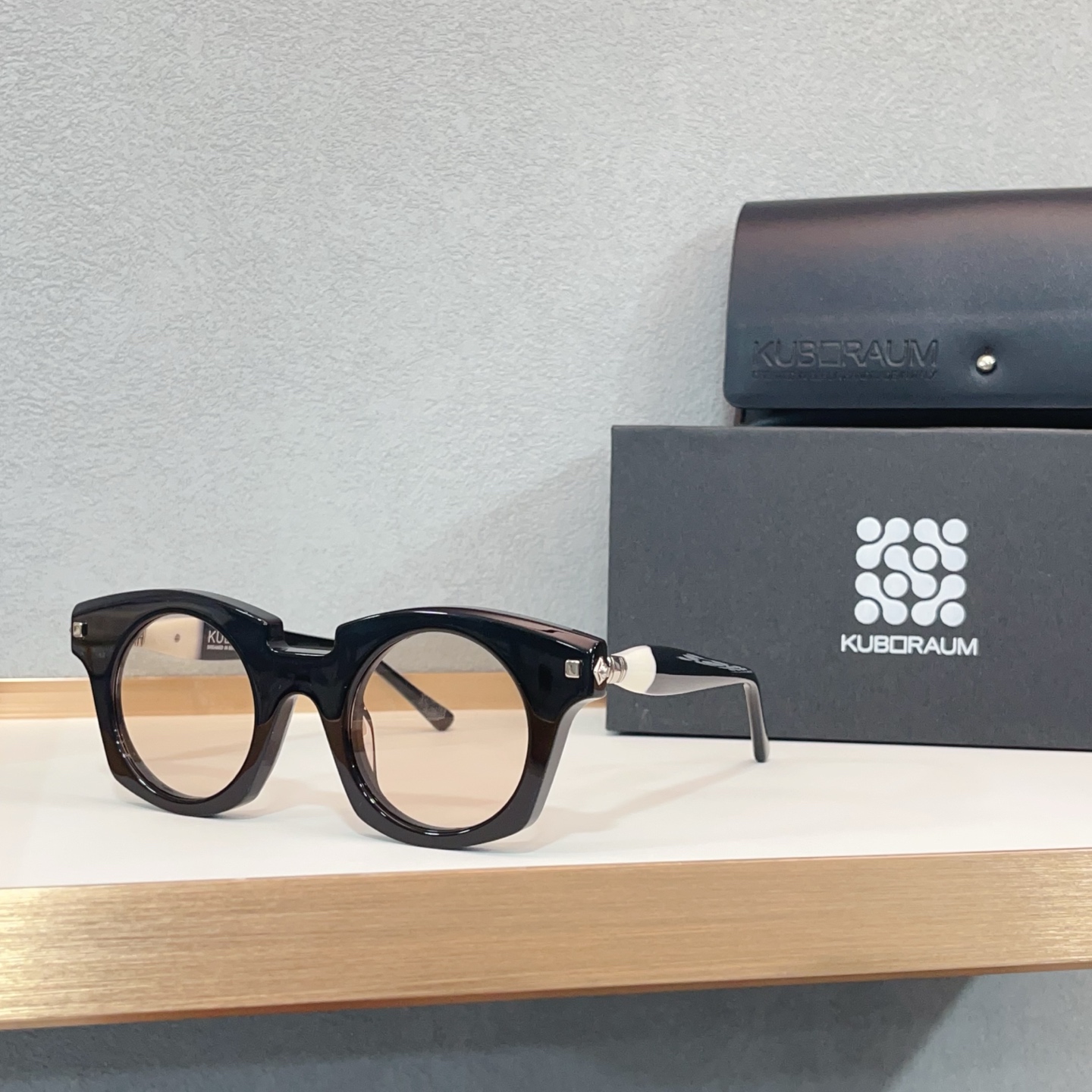 NO:347923,KUB mouth RAUM Customized 8.0 thick material German designer glasses are unique fashion pioneers, famous for their exquisite craftsmanship and unique design concepts. The brand focuses on the choice of materials and insists on using high-quality raw materials to ensure that every product can show excellent texture. MODELJ6 SIZE46 mouth 25- glasses sunglasses sunglasses, glasses19860909KUB口RAUM 定制8.0厚料德系设计师眼镜 独特的时尚先锋,意大利手工制作精湛的工艺和独特的设计理念而闻名.品牌注重对材质的选择,坚持使用高品质的原材料,确保每一件产品都能展现出卓越的质感. MODELJ6 SIZE46口25- 眼镜墨镜太阳镜,眼镜,glasses