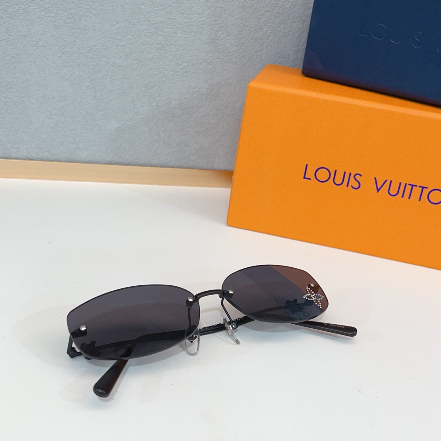 NO:362332,TOP QUALITY LOUIS VUITTO* Floral details diamonds on lenses and temples with metal LV logo MODEL:Z2803U SIZE:58-mouth 14-glasses sunglasses, glasses, louis vuitton, louis vuitton19860909TOP QUALITY LOUIS VUITTO*镜片上花卉细节钻石 和 镜腿醒目标注金属LV标识 MODEL:Z2803U SIZE:58口14- 眼镜墨镜太阳镜,眼镜,louis vuitton,louis vuitton,glasses