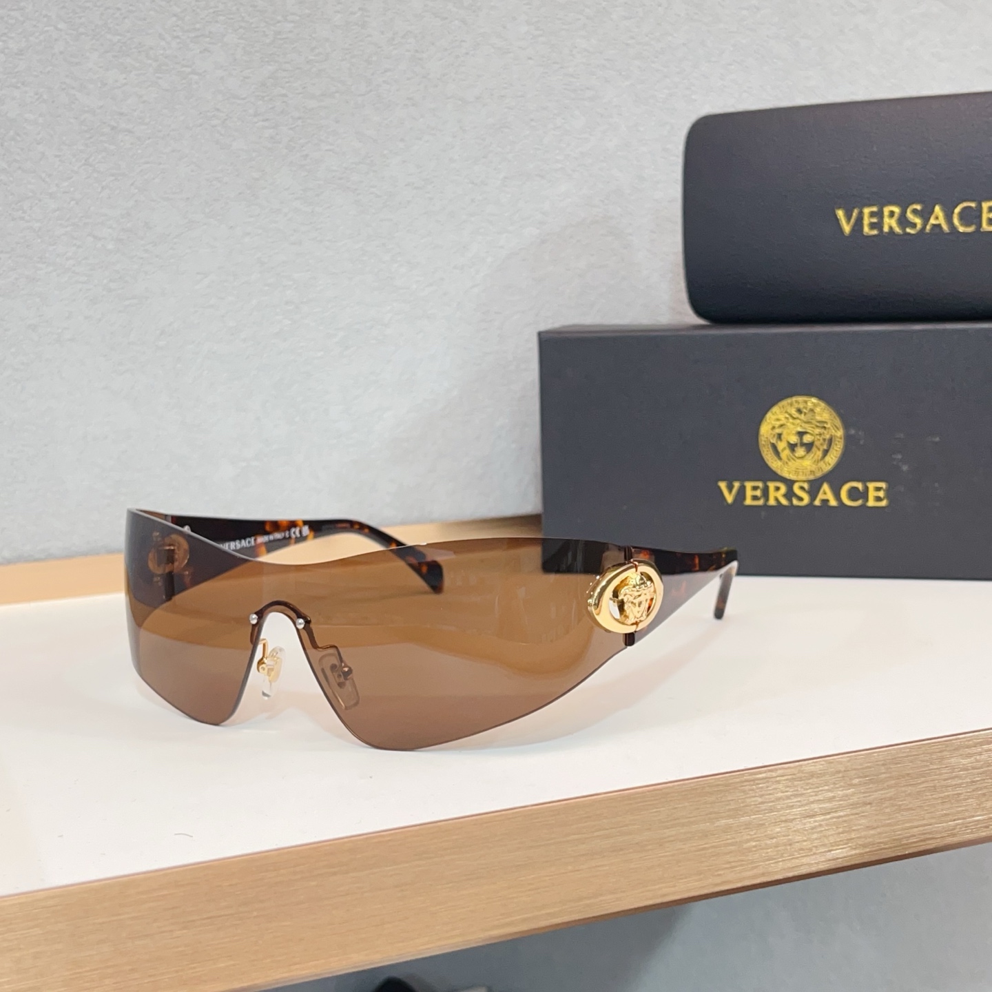 NO:366327,Official website synchronized VERSACE frameless goggles TOP QUALITY MODEL:VE large frame goggles frame embellishment logo logo three-dimensional and stylish eye-catching SIZE: 42- 14-. Glasses, sunglasses, glasses, versace19860909官网同步VERSACE 无框连体风镜 TOP QUALITY MODEL:VE 大框风镜 框面点缀logo标识 立体有型 吸人眼球 SIZE:42口14-. 眼镜墨镜太阳镜,眼镜,versace,glasses