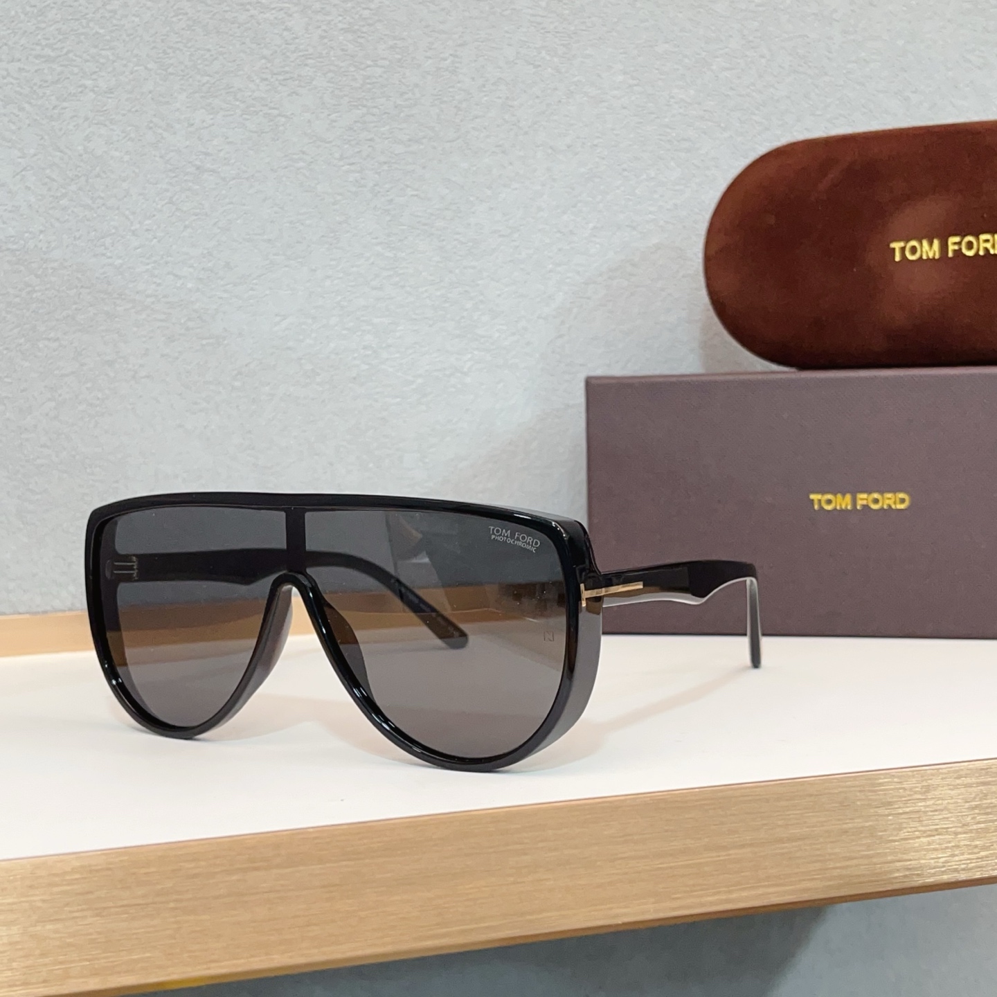 NO:365817,FT1182 continuous-piece sunglasses Achilles shield-shaped design adopts a full-frame injection molding frame with the iconic 